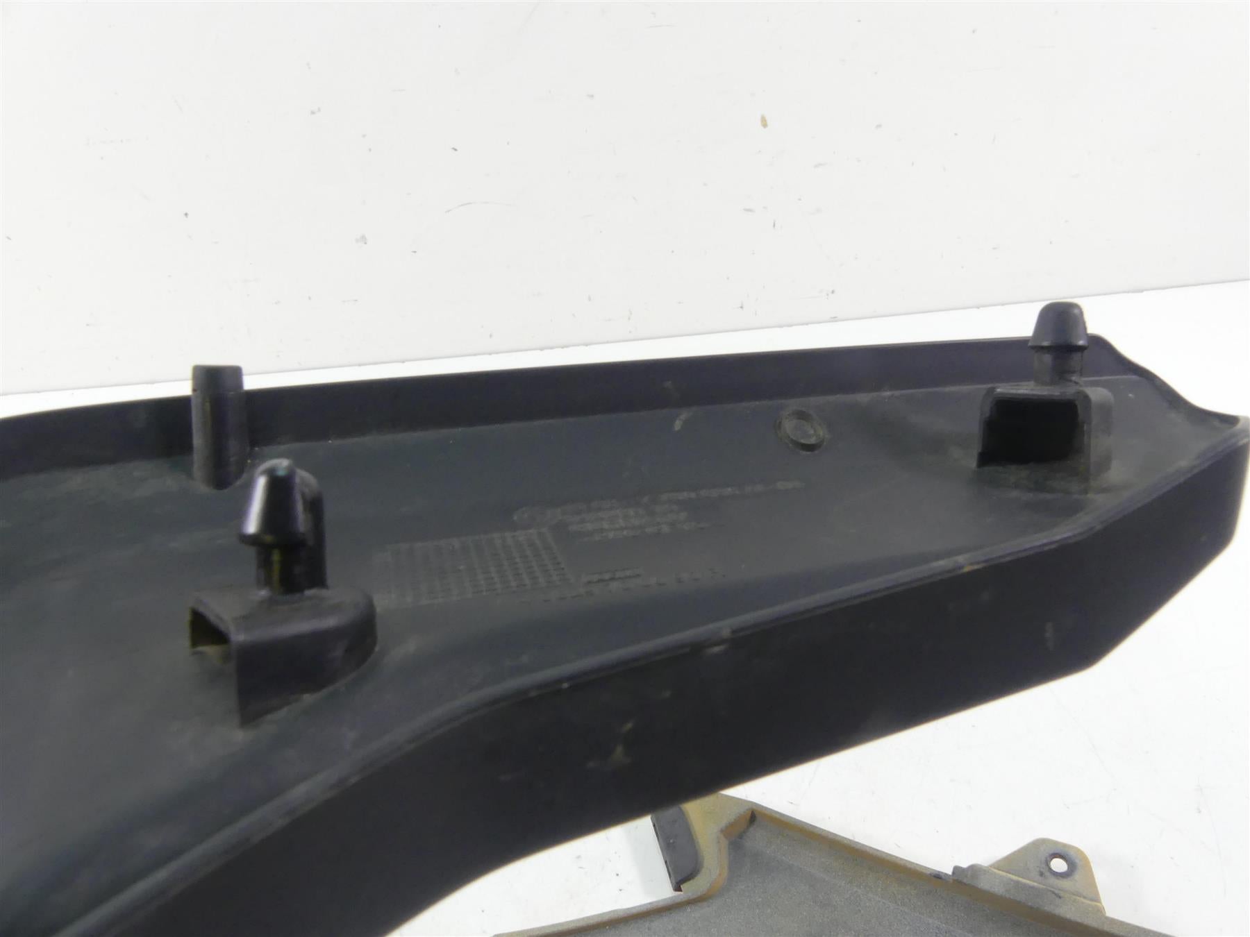 2008 BMW R1200GS K25 Between Leg Side Cover Fairing Set 46637700886 {{ shop.shopifyCountryName }} - Mototech271