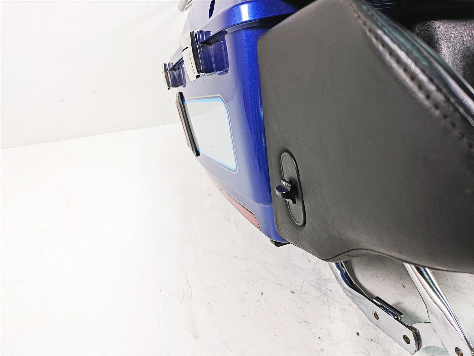 2010 Harley Touring FLHTCU Electra Glide Rear Trunk & Speaker Set 53128-09 {{ shop.shopifyCountryName }} - Mototech271