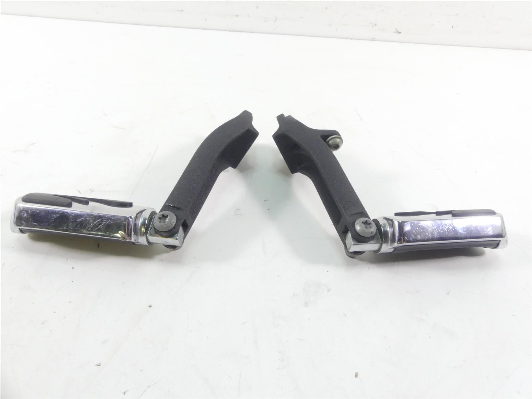 2009 Harley FXDL Dyna Low Rider Rear Passenger Footpeg Set 49224-06A 49230-06 {{ shop.shopifyCountryName }} - Mototech271