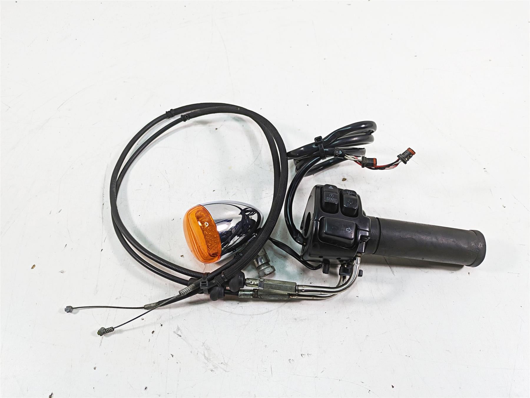 2015 Harley FXDL Dyna Low Rider Right Hand Control Switch + Led Blinker 72944-12 | Mototech271