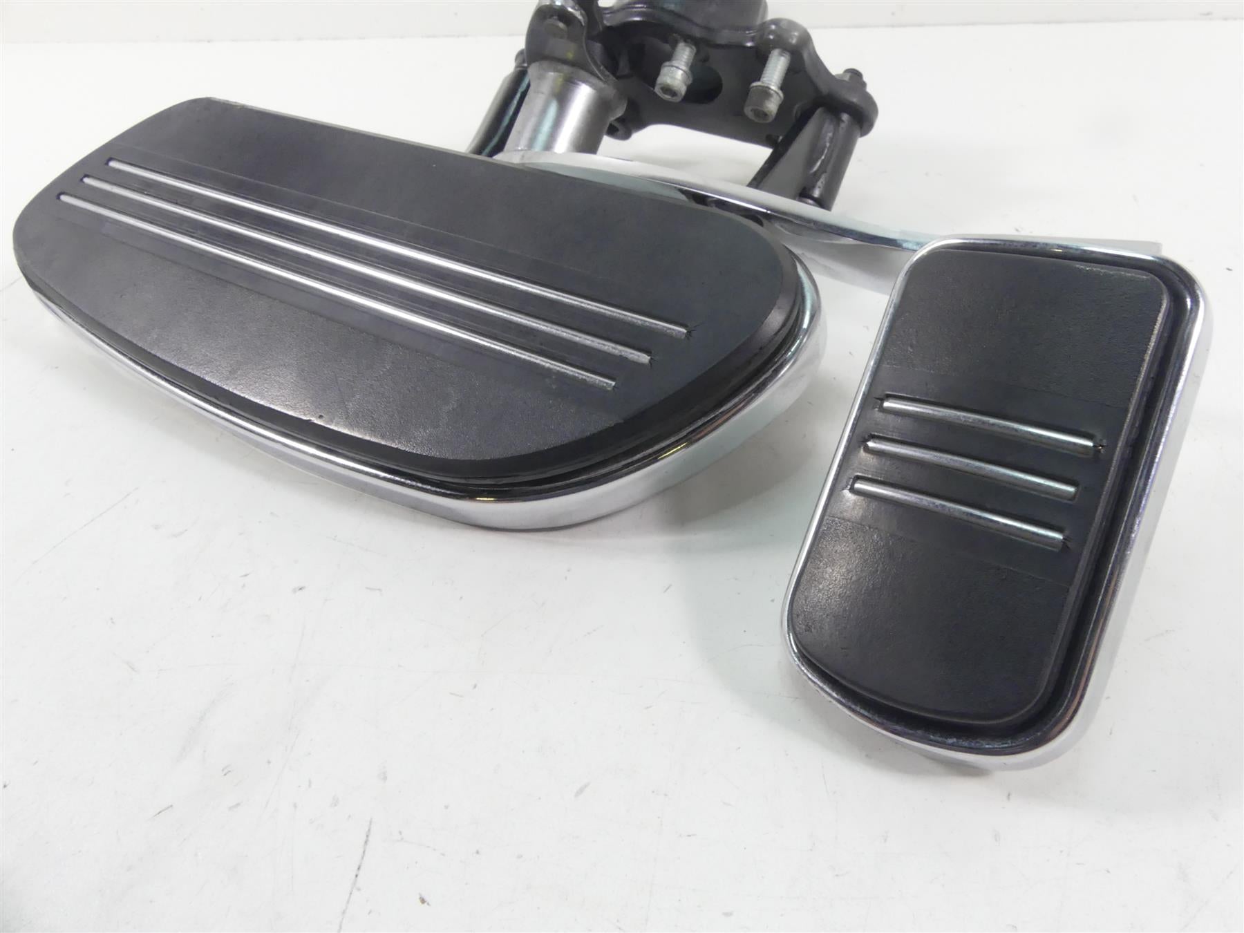 2014 Harley Touring FLHX Street Glide Right Front Floor Board & Pedal 50518-09 {{ shop.shopifyCountryName }} - Mototech271