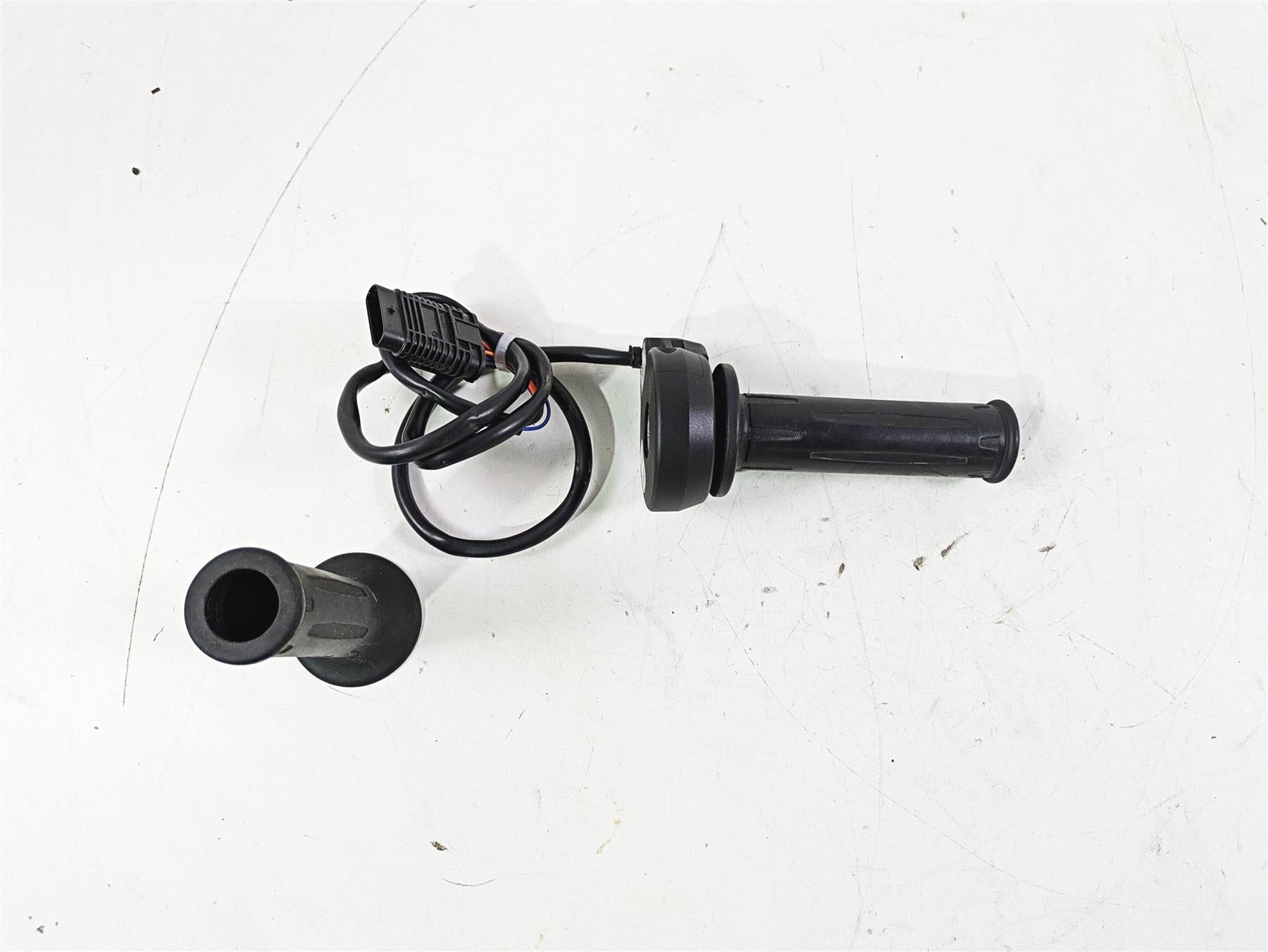 2023 BMW G310R K03 E-Throttle Hand Grip Set 61318382956 {{ shop.shopifyCountryName }} - Mototech271