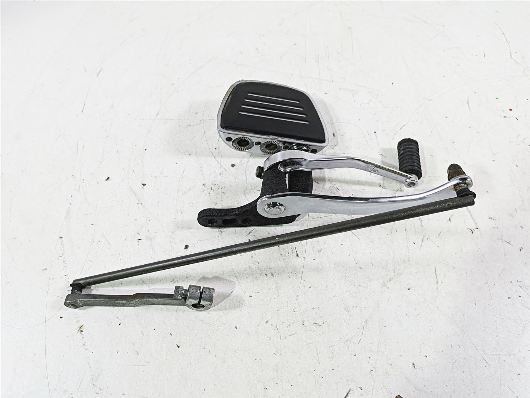 2013 Harley FXDWG Dyna Wide Glide Left Floorboard + Fw Controls - Read 33693-03 {{ shop.shopifyCountryName }} - Mototech271