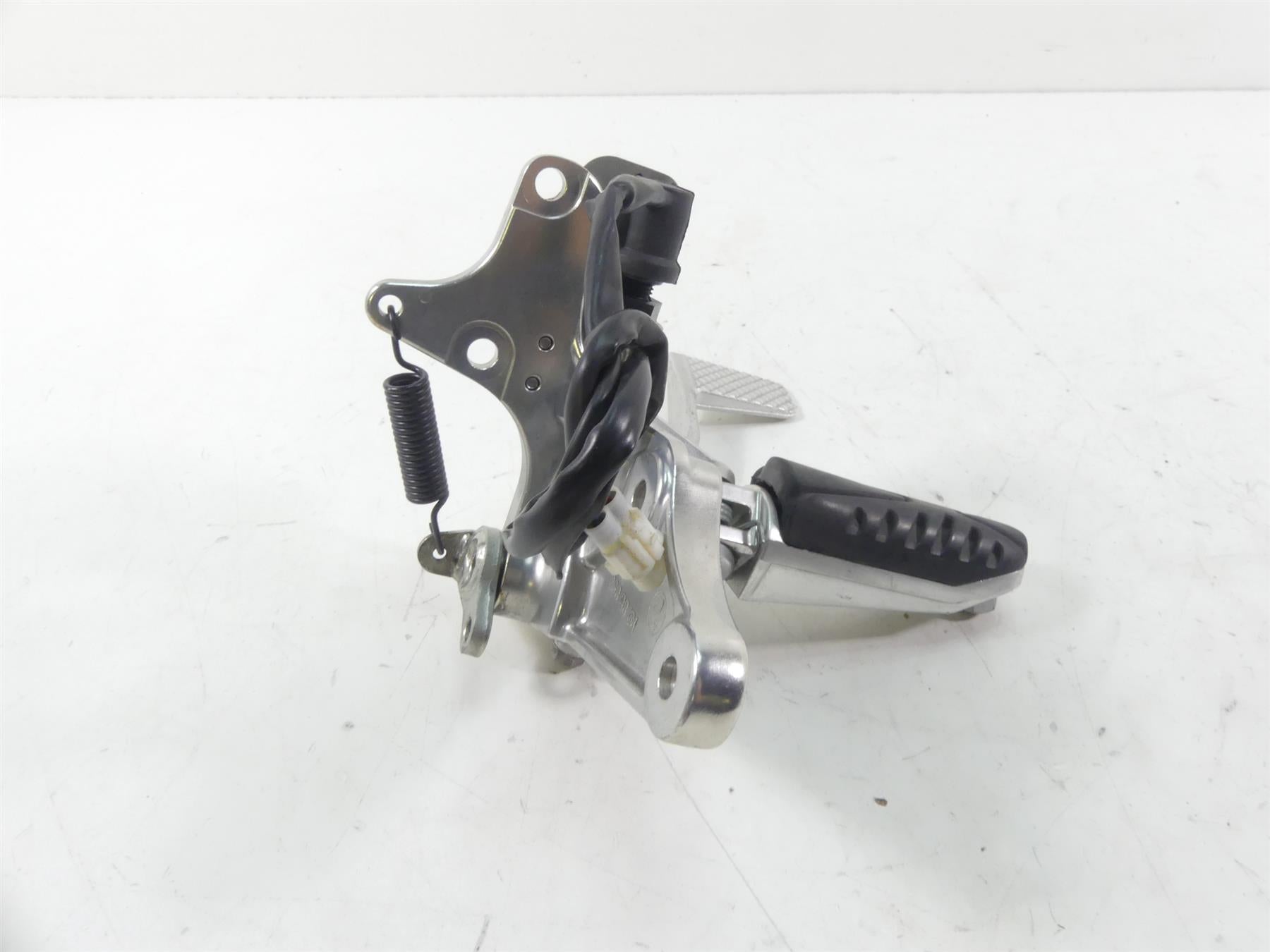 2013 Yamaha VMX17 V-Max 1700 Right Foot Peg + Brake Pedal Set 2S3-27443-00-00 {{ shop.shopifyCountryName }} - Mototech271