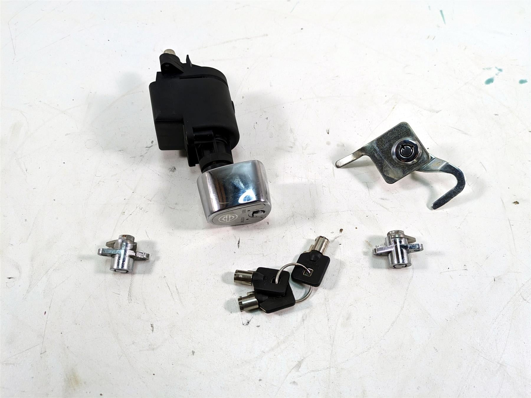 2006 Harley Touring FLHTCUI Electra Glide Ignition Switch Key Lock