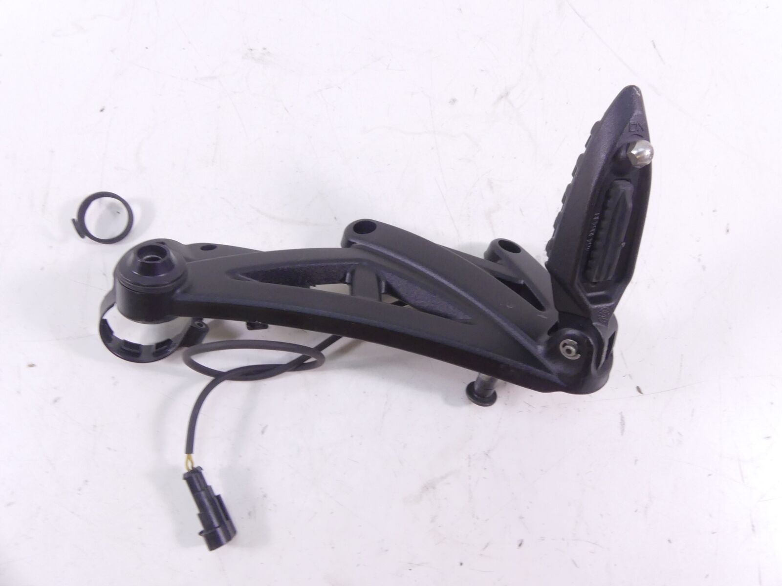 2015 Ducati Diavel Dark Right Rider Driver Footpeg Foot Peg + Mount 82431762A {{ shop.shopifyCountryName }} - Mototech271