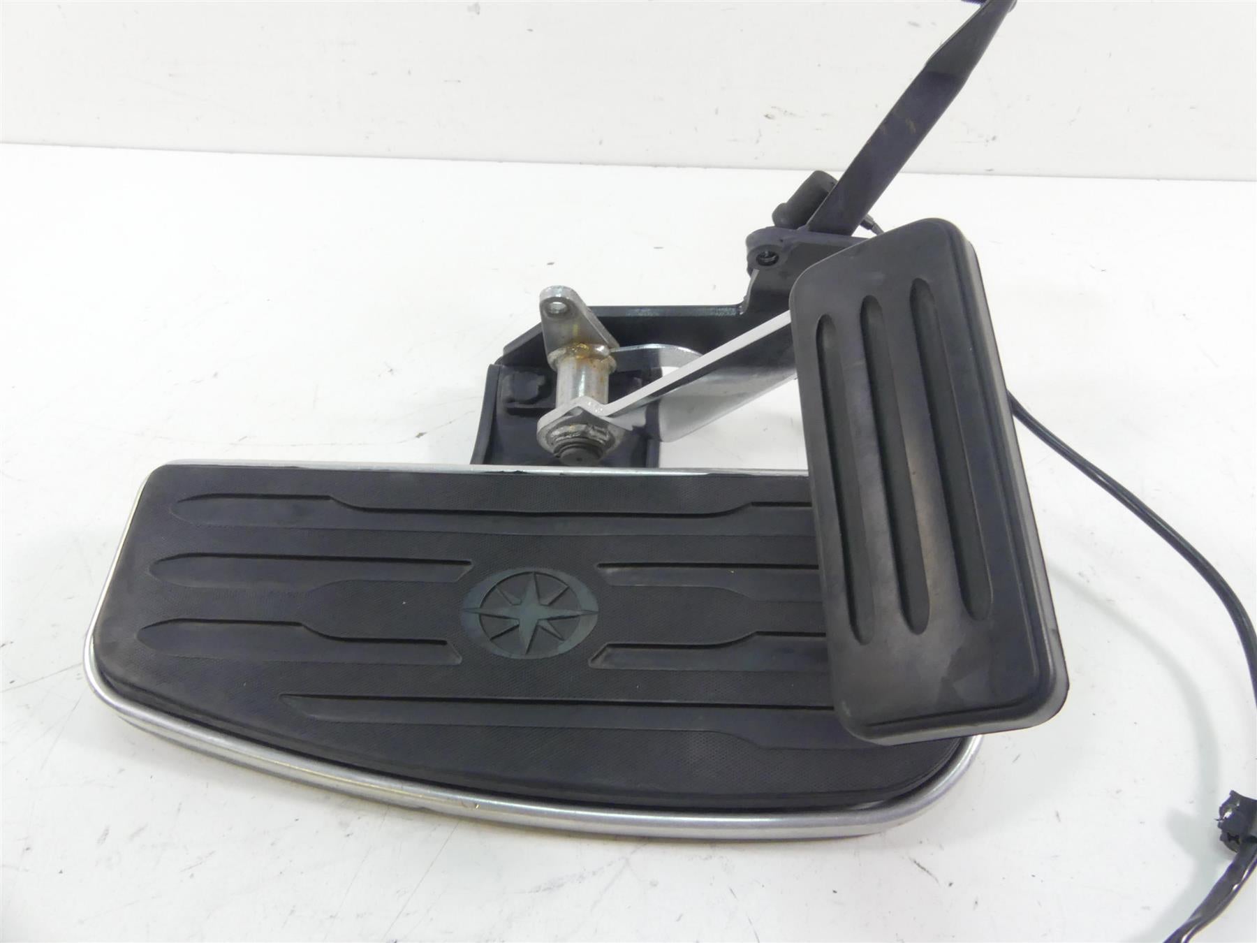 2001 Yamaha XV1600 Road Star Front Right Floor Board + Brake Pedal 4WM-27420-10 {{ shop.shopifyCountryName }} - Mototech271