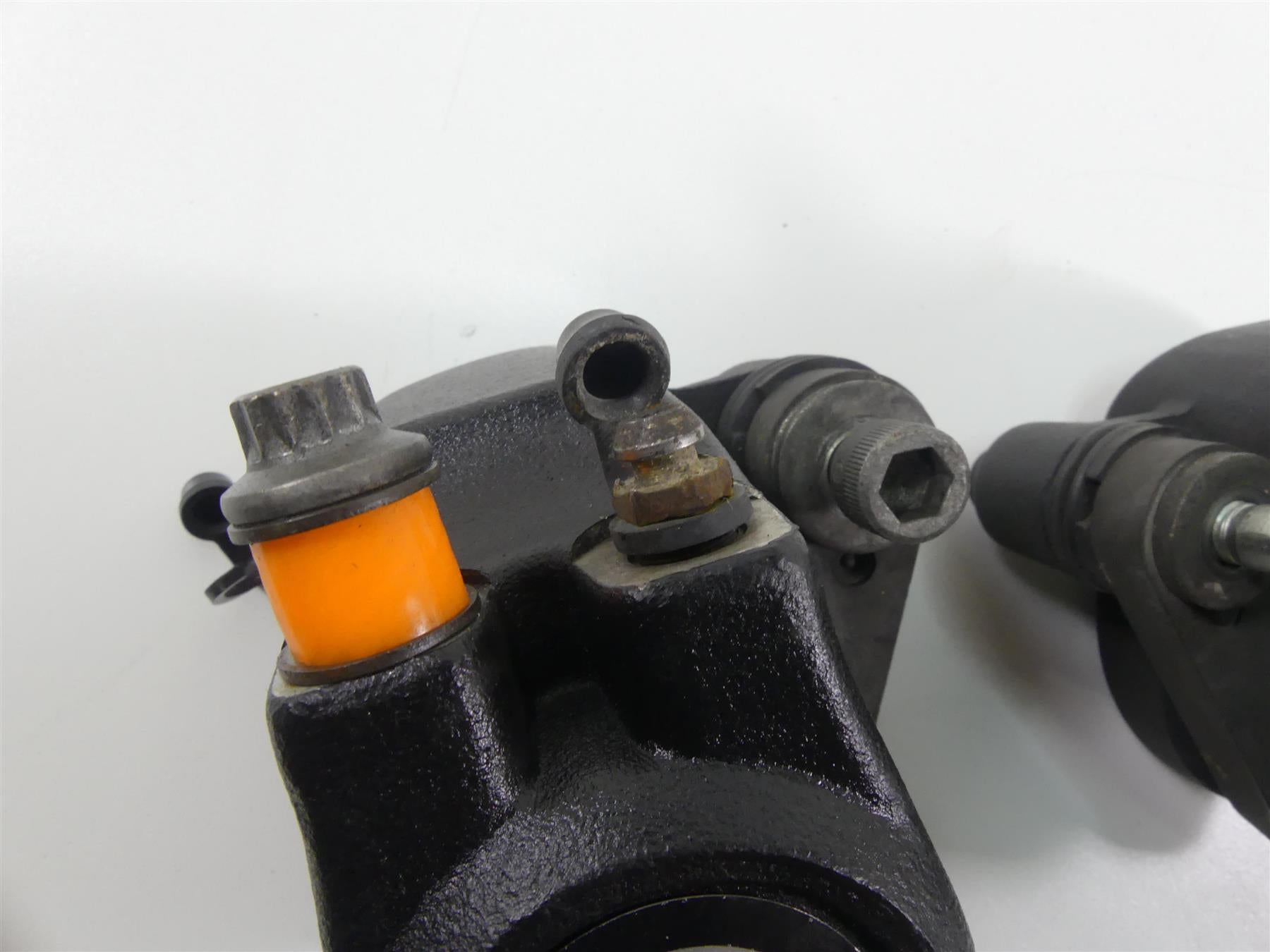 1999 Harley Dyna FXDS Convertible Front Brake Caliper Set 44023-83C 44046-84C {{ shop.shopifyCountryName }} - Mototech271