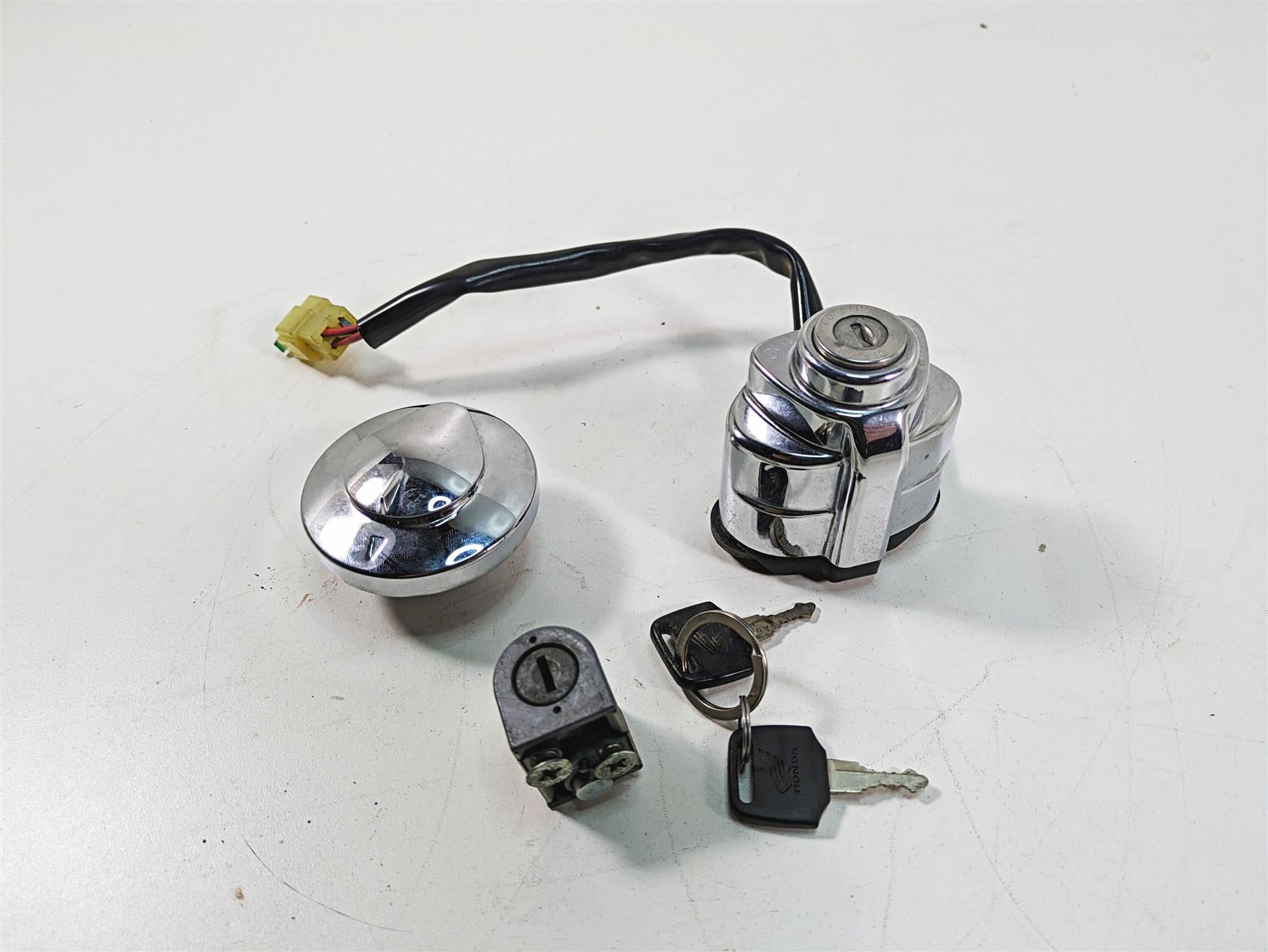 2006 Honda V-Twin VTX1300 R Ignition Switch Key Lock Tank Cap Set 35010-MEA-740 {{ shop.shopifyCountryName }} - Mototech271