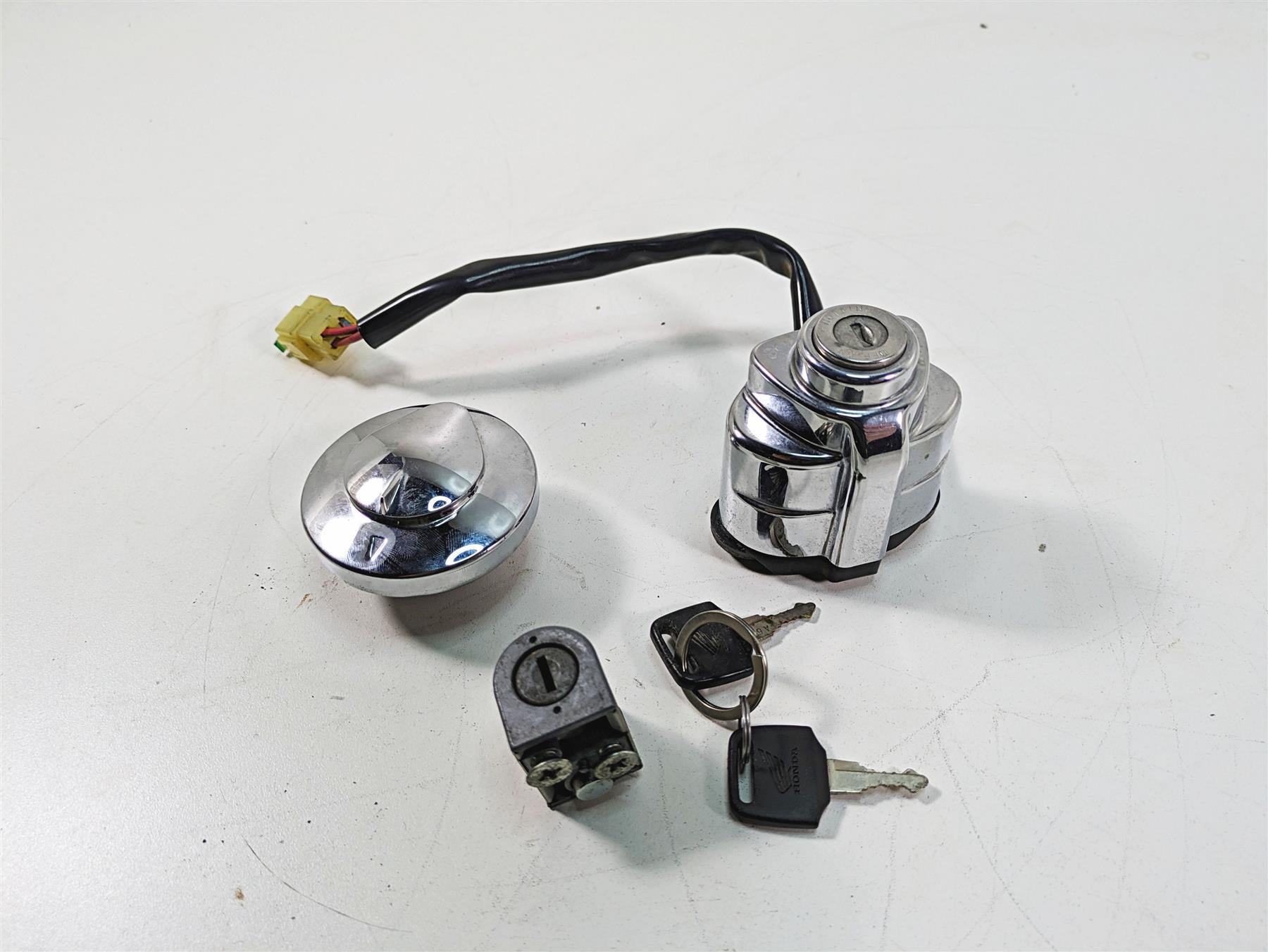 2006 Honda V-Twin VTX1300 R Ignition Switch Key Lock Tank Cap Set 35010-MEA-740 | Mototech271