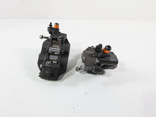 Load image into Gallery viewer, 2002 BMW K1200LT 89V3 Integral ABS Front Brake Caliper Set Tokico 34117722525
