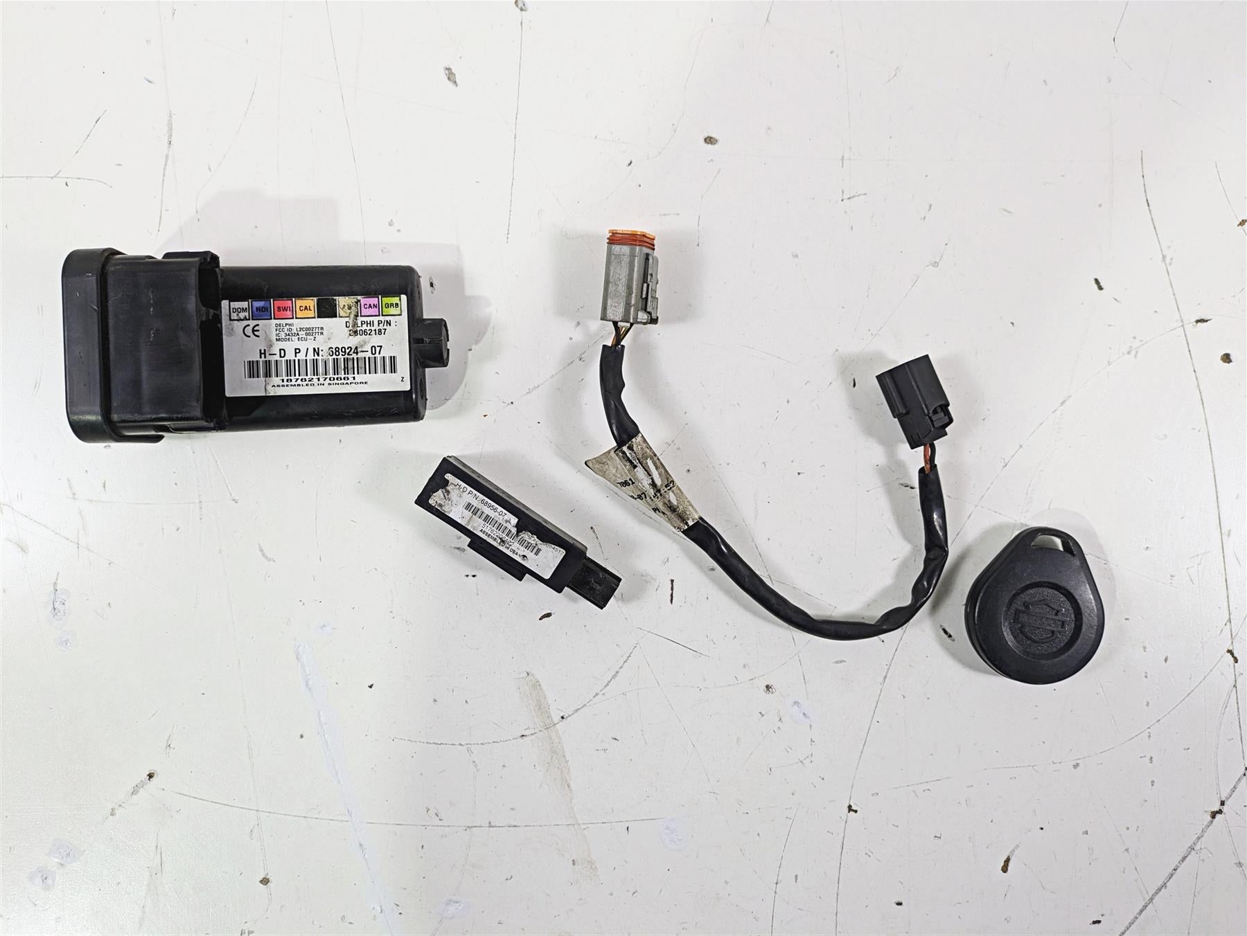 2007 Harley Touring FLHTCU SE CVO E-Glide Tssm Turn Signal Module & Fob 68924-07 {{ shop.shopifyCountryName }} - Mototech271
