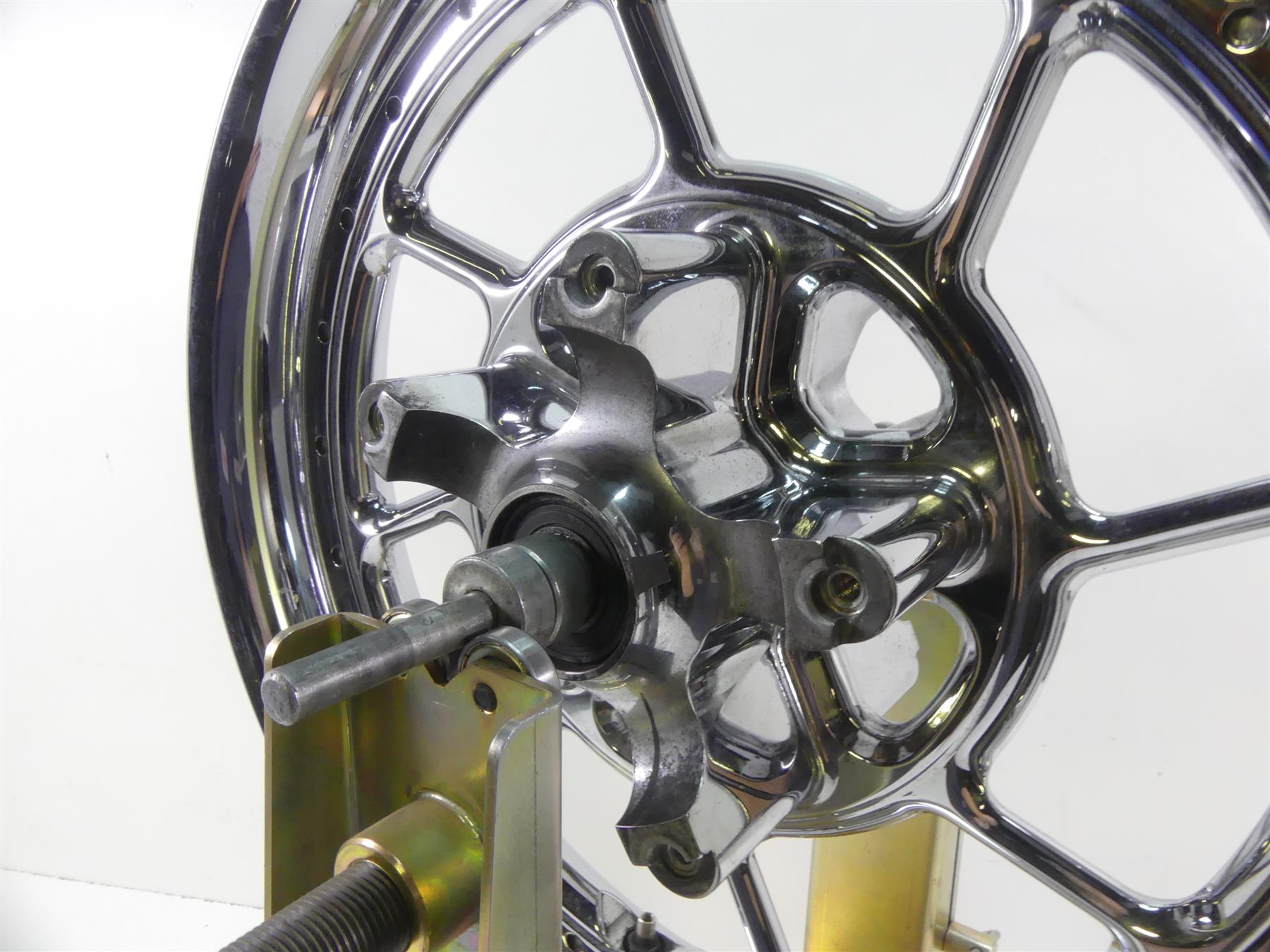 2007 Harley Touring FLHR SE CVO Road King Front Wheel 18x3.5 - Read 44612-07 {{ shop.shopifyCountryName }} - Mototech271