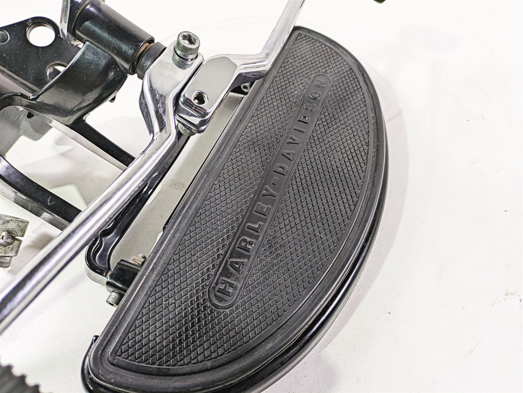 2014 Harley FLS Softail Slim Left Front Floorboard & Shifter 33630-07A 33895-82E {{ shop.shopifyCountryName }} - Mototech271