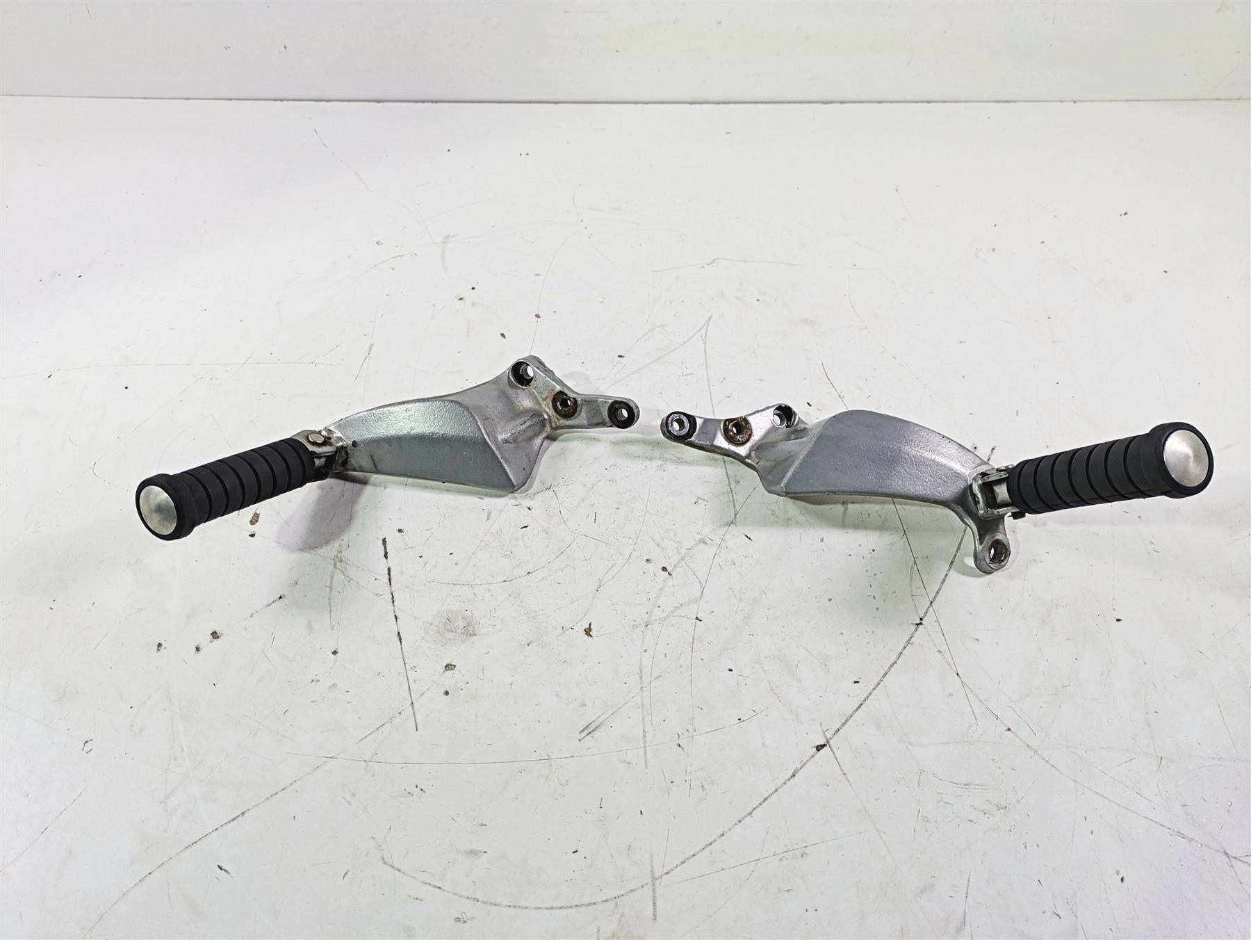 2004 Victory Kingpin Rear Passenger Pillion Footpeg Foot Peg Set 1014126 1014127
