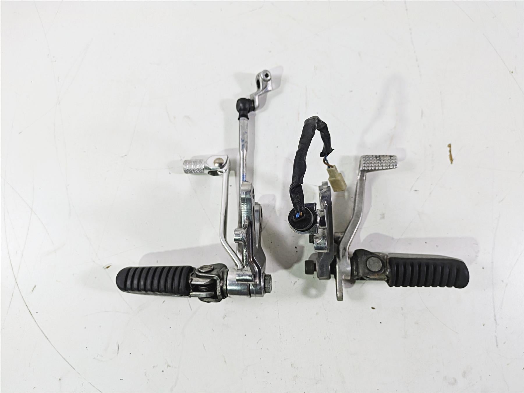 2003 Kawasaki ZX9R Ninja Left Right Rider Footpeg Set Shifter 35011-1874 {{ shop.shopifyCountryName }} - Mototech271