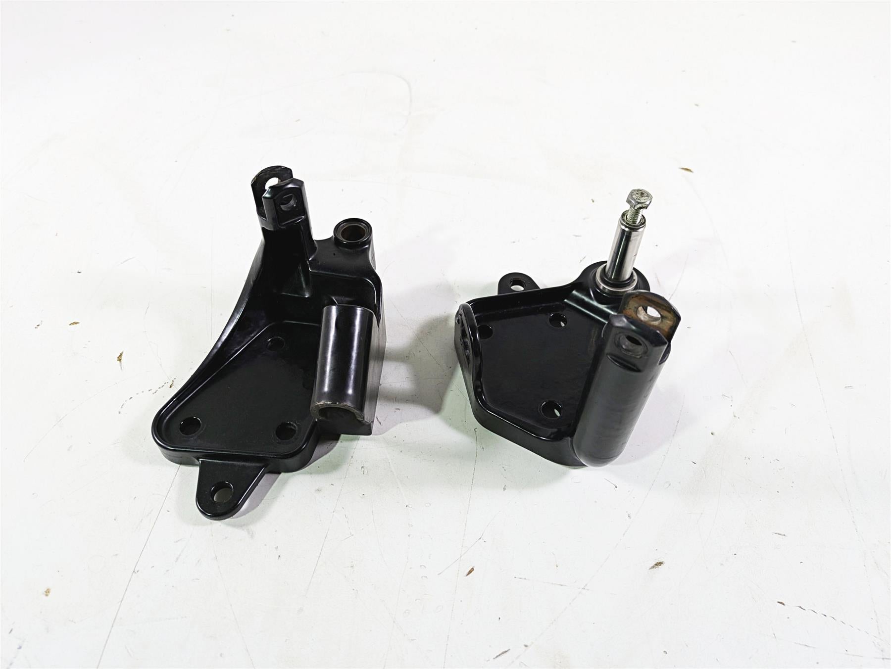 2003 Harley Softail FXSTDI Deuce 100th Front Footpeg Mounts 33683-00  42507-00B | Mototech271