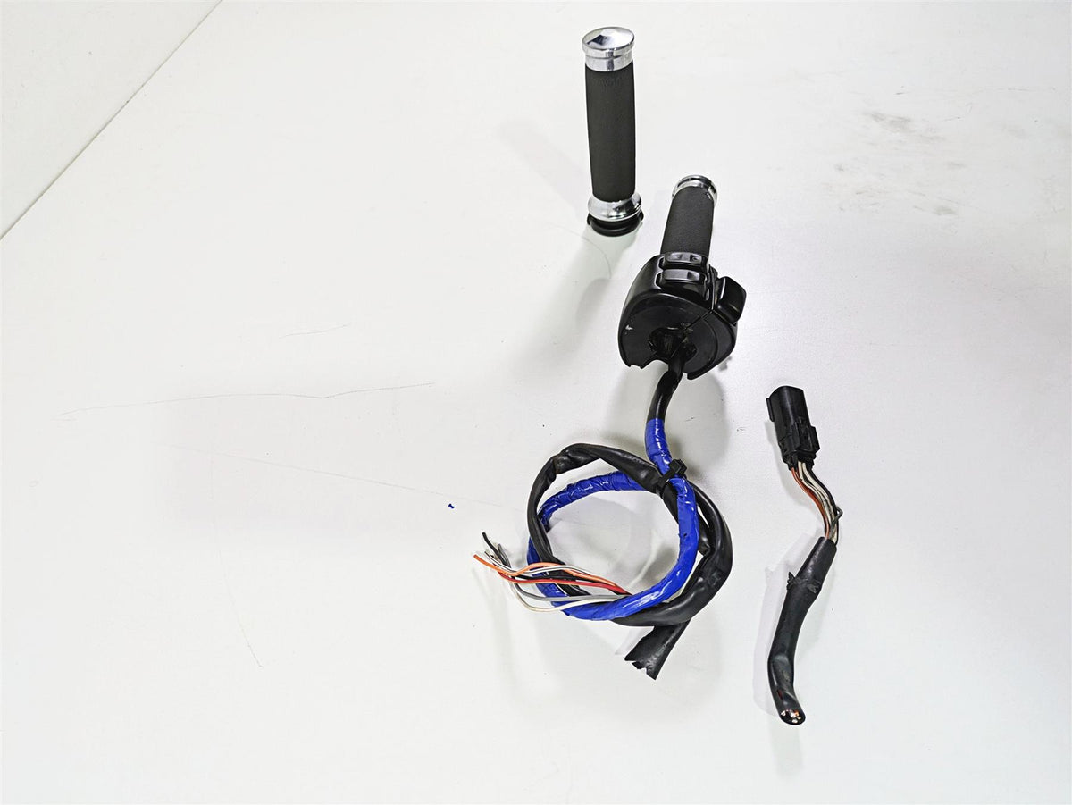 2009 Harley FLSTSB Cross Bones Right Hand Control Switch - Read 71684-06A {{ shop.shopifyCountryName }} - Mototech271