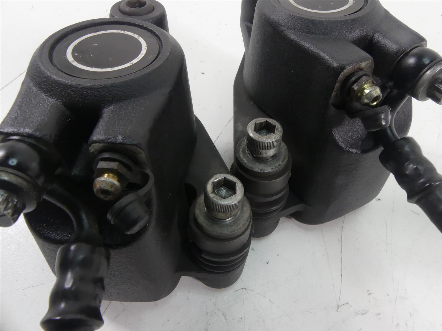 1998 Harley Touring FLHTC Electra Glide Front Brake Caliper Set 44046-84 {{ shop.shopifyCountryName }} - Mototech271