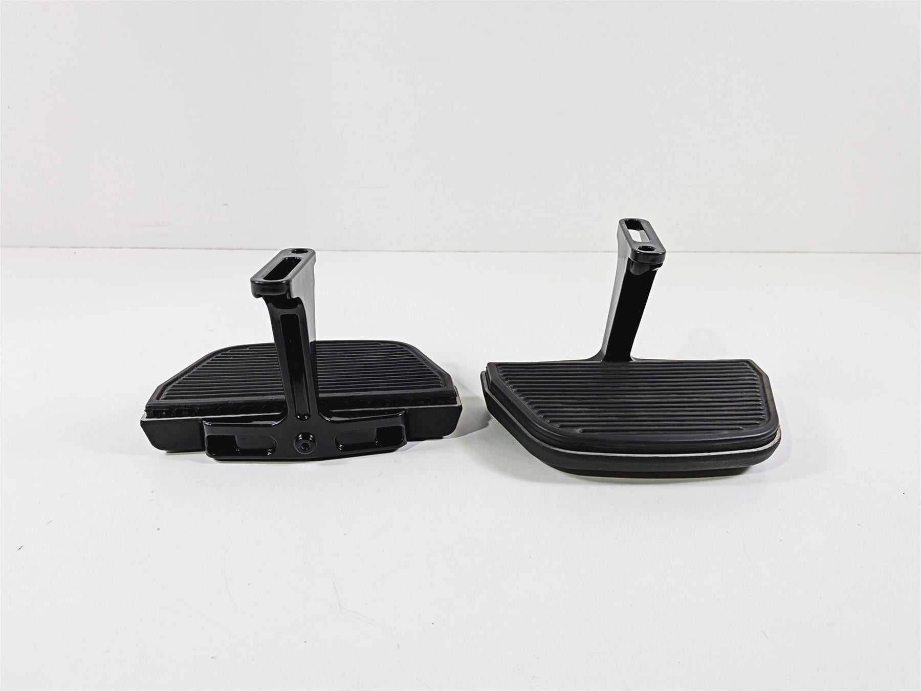 2014 Harley Touring FLHTK Electra Glide Rear Passenger Floor Board Set 52719-10-Mototech271