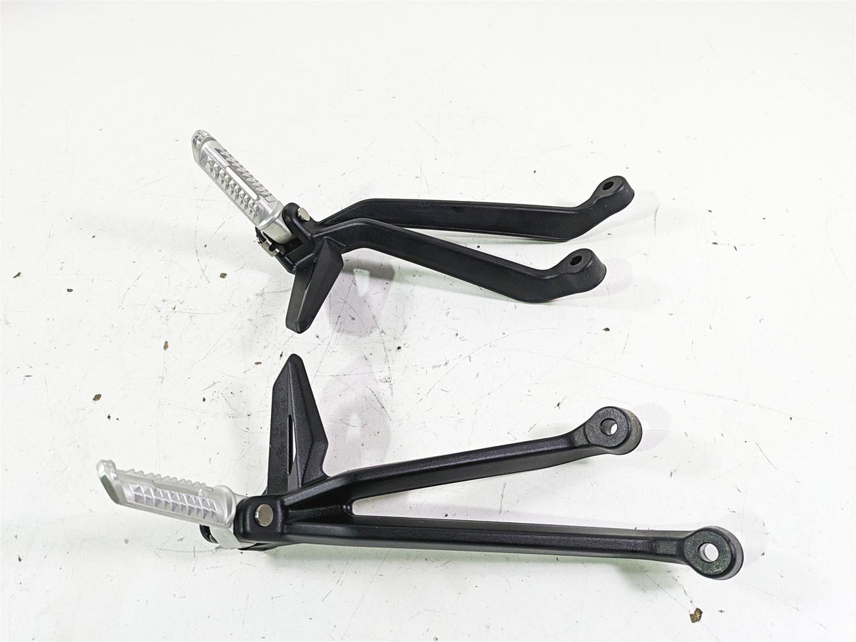 2023 Triumph Street Triple 765 RS Rear Passenger Footpeg Set T2088156 T2088157 {{ shop.shopifyCountryName }} - Mototech271