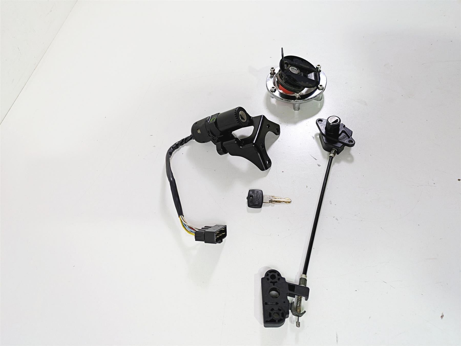 2006 Triumph Rocket 3 Ignition Switch Key Lock Tank Cap Set T2501074 T2502540 {{ shop.shopifyCountryName }} - Mototech271