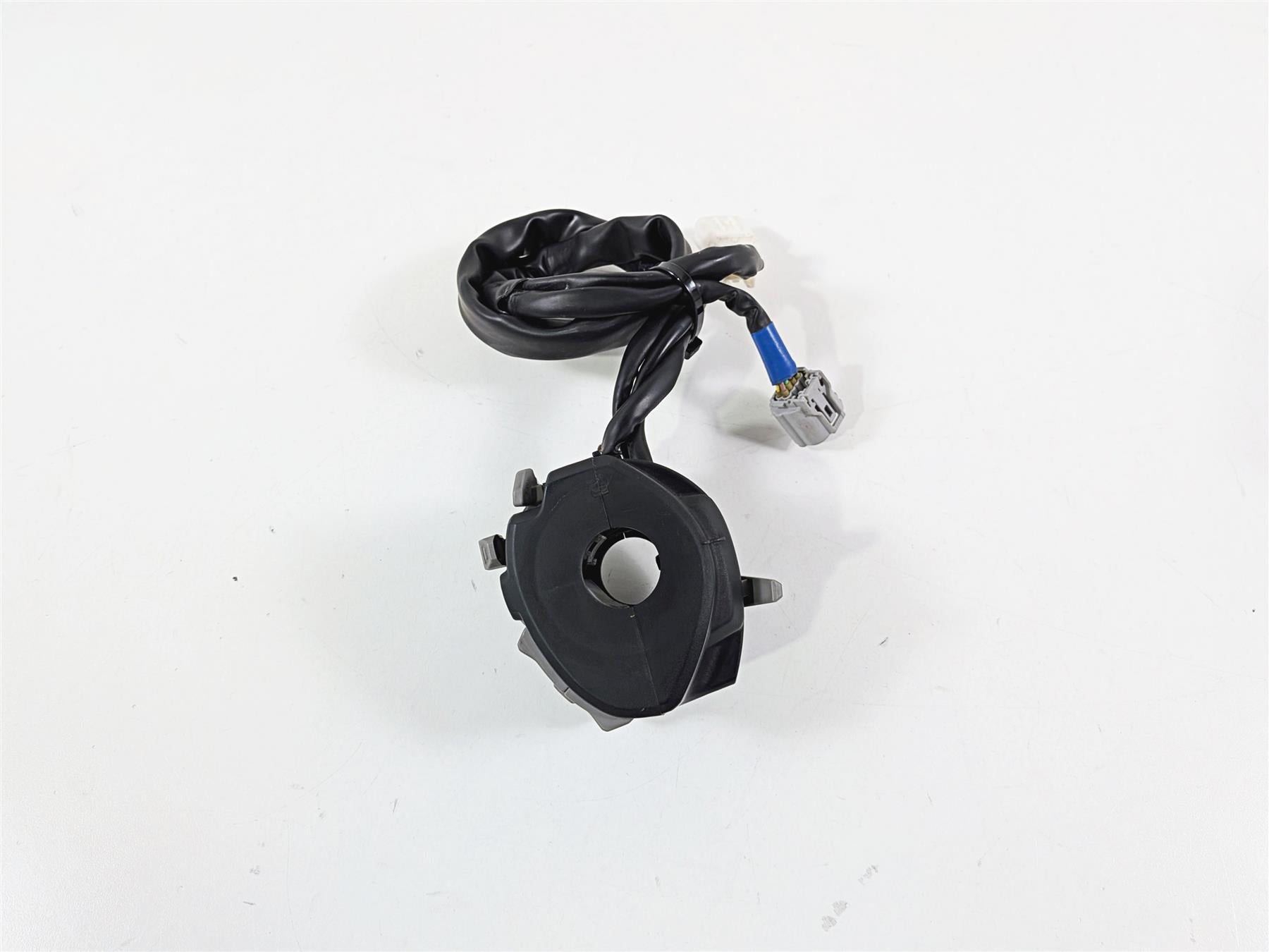 2022 Kawasaki ZX10R ZX1000 Ninja Left Hand Light Control Switch 46091-0576 {{ shop.shopifyCountryName }} - Mototech271