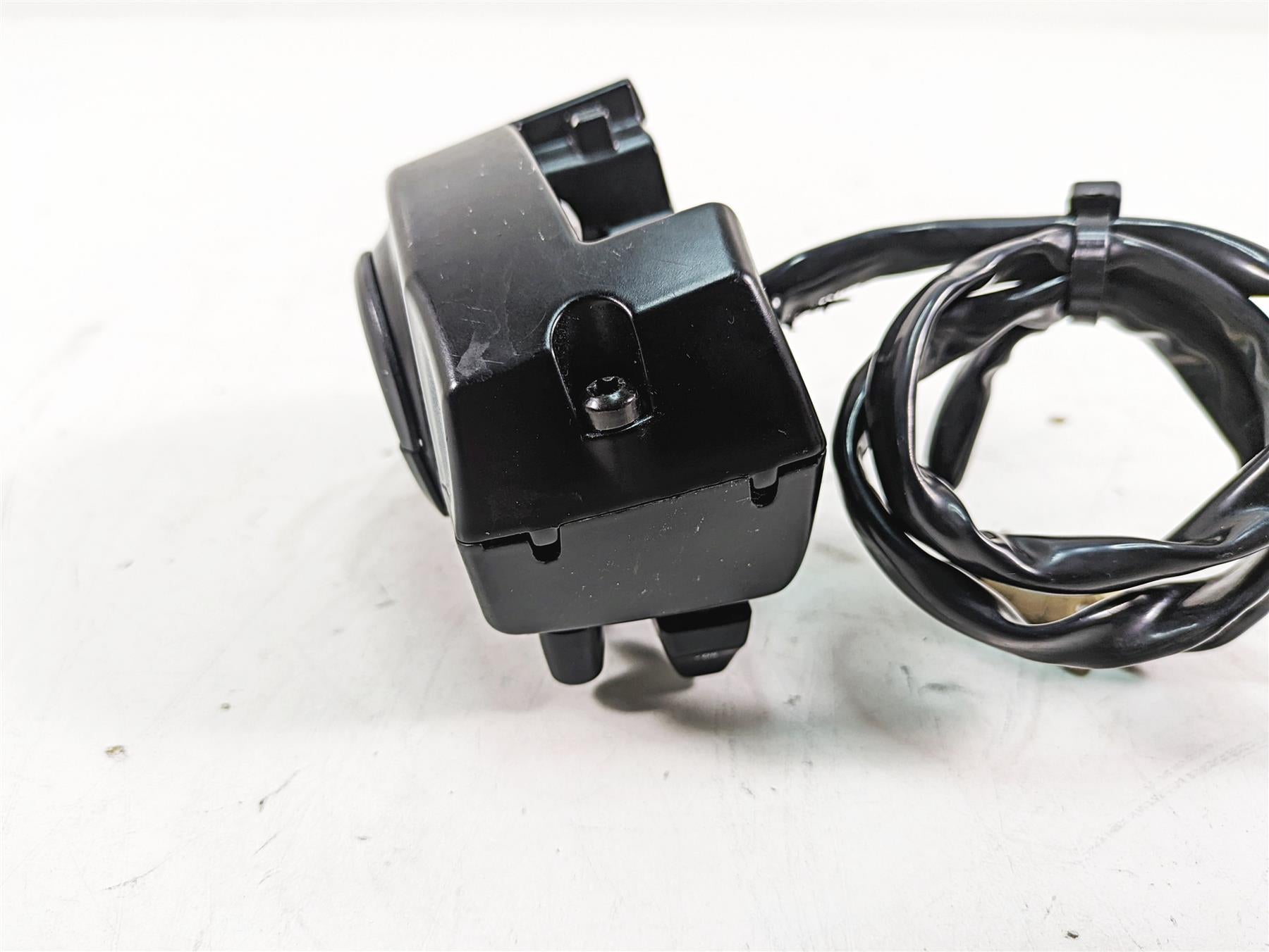 2014 Harley Touring FLHTK Electra Glide Right Hand Control Switch 71500130C {{ shop.shopifyCountryName }} - Mototech271