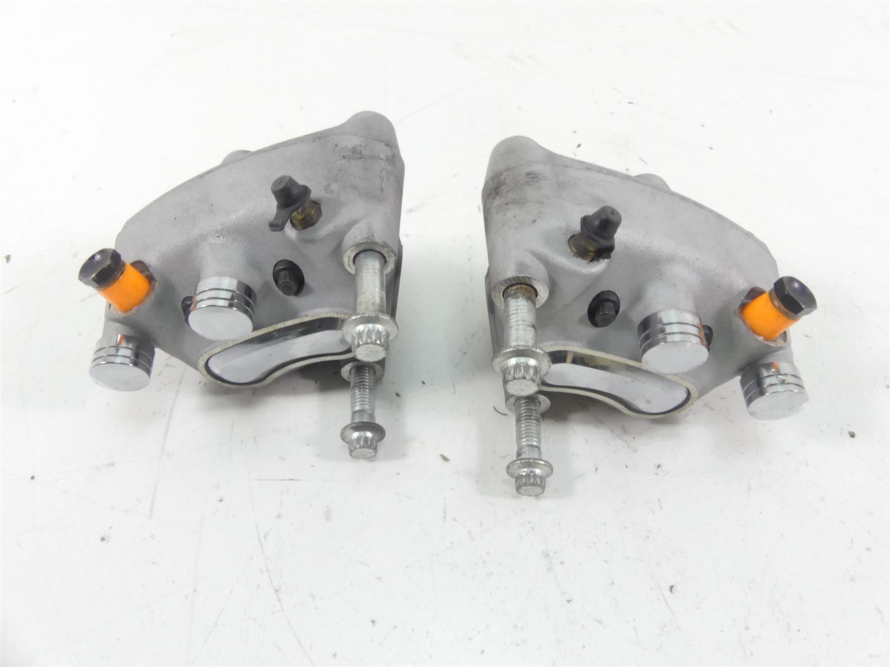 2005 Harley Touring CVO FLHTCSE Electra Glide Front Brake Caliper Set 44382-99C {{ shop.shopifyCountryName }} - Mototech271