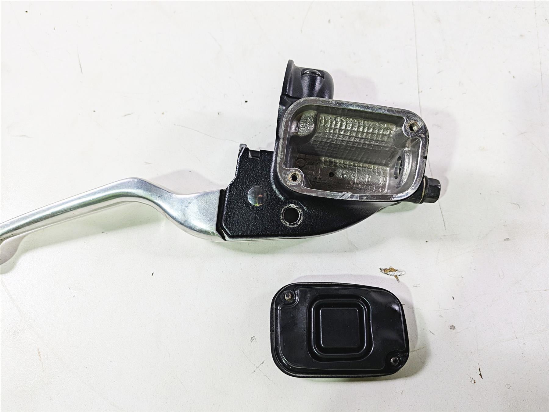 2018 Harley Softail FXFBS Fat Bob Front Brake Master Cylinder 5/8" 41700492 {{ shop.shopifyCountryName }} - Mototech271