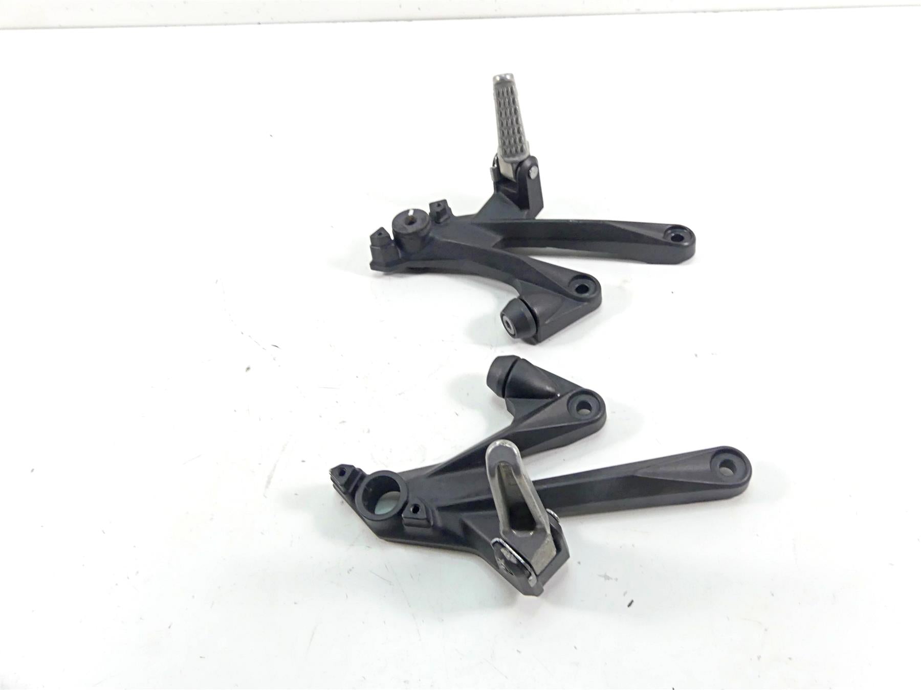 2017 Kawasaki ZX1400 ZX14R Ninja Rear Passenger Footpeg Bracket Set 35063-0782 {{ shop.shopifyCountryName }} - Mototech271