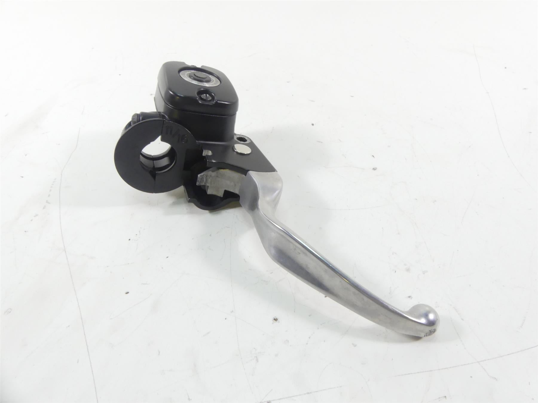 2009 Harley FXDF Dyna Fat Bob Front Brake Master Cylinder 11/16" 45170-08F {{ shop.shopifyCountryName }} - Mototech271