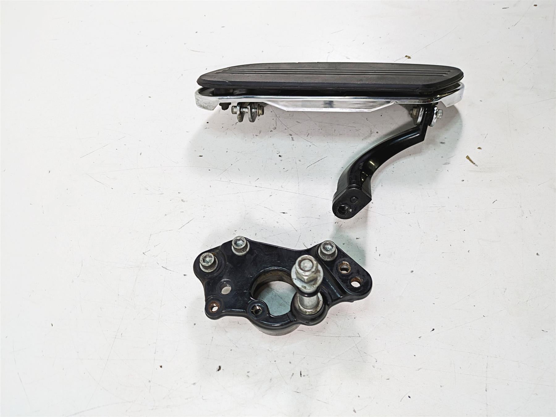 2013 Harley Touring FLHX Street Glide Right Floor Board Mount Set -Read 50683-04 {{ shop.shopifyCountryName }} - Mototech271