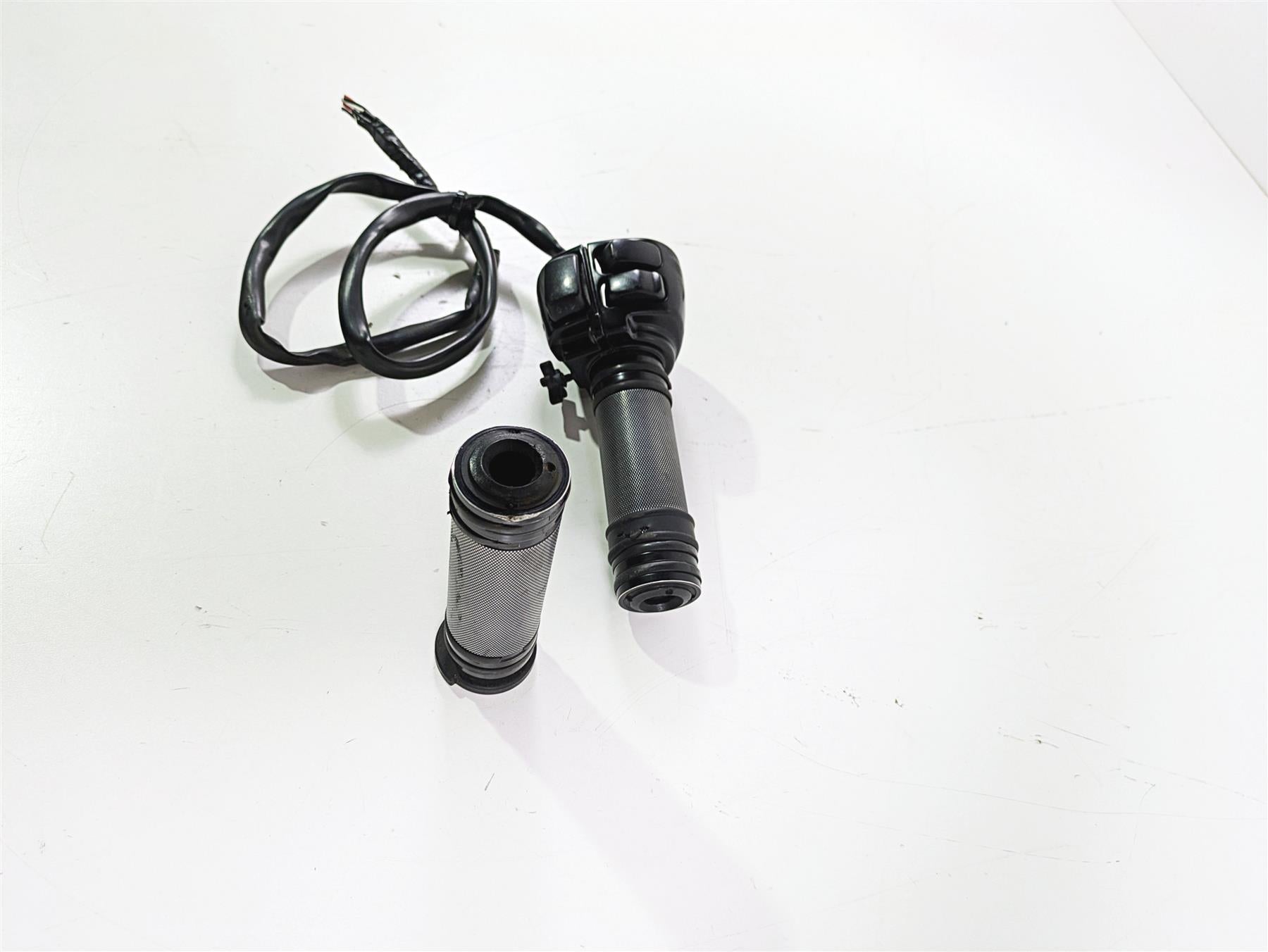 2008 Harley FLSTSB Cross Bones Right Hand Control Switch -No Plug 71684-06A {{ shop.shopifyCountryName }} - Mototech271