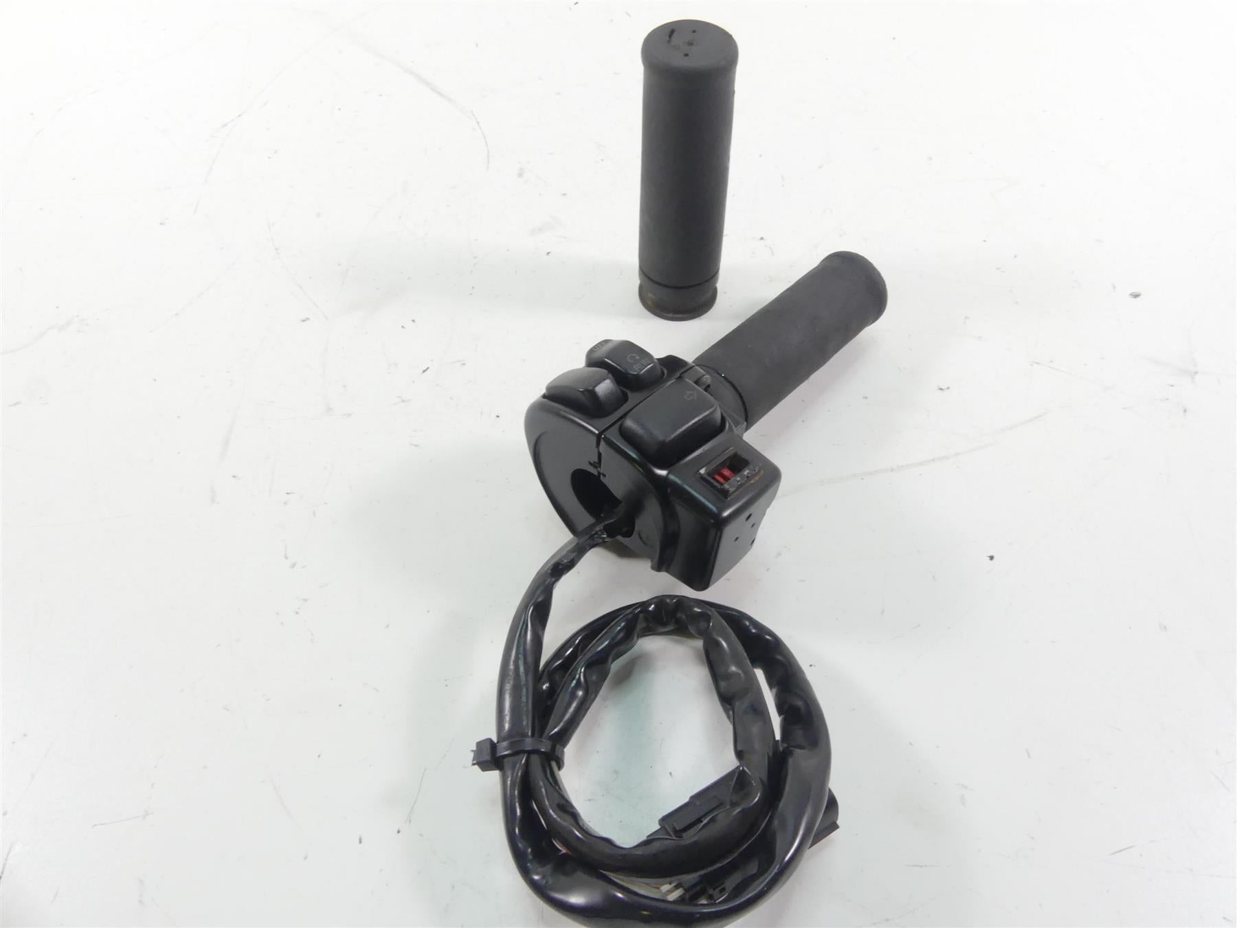 2012 Harley Touring FLHTP Electra Glide Right Hand Control Switch -Read 71684-06 {{ shop.shopifyCountryName }} - Mototech271
