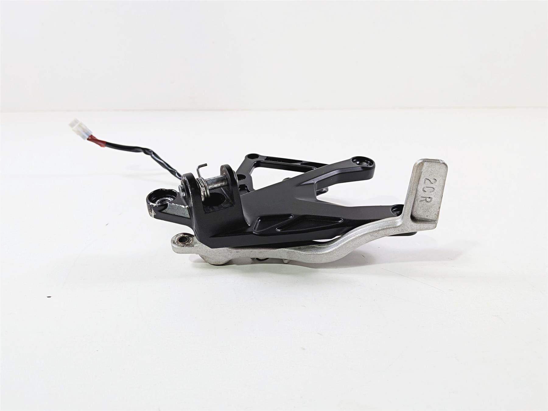 2024 Yamaha YZF R1 RN65 Front Right Peg Mount & Brake Pedal Read 2CR-27443-00-00 {{ shop.shopifyCountryName }} - Mototech271