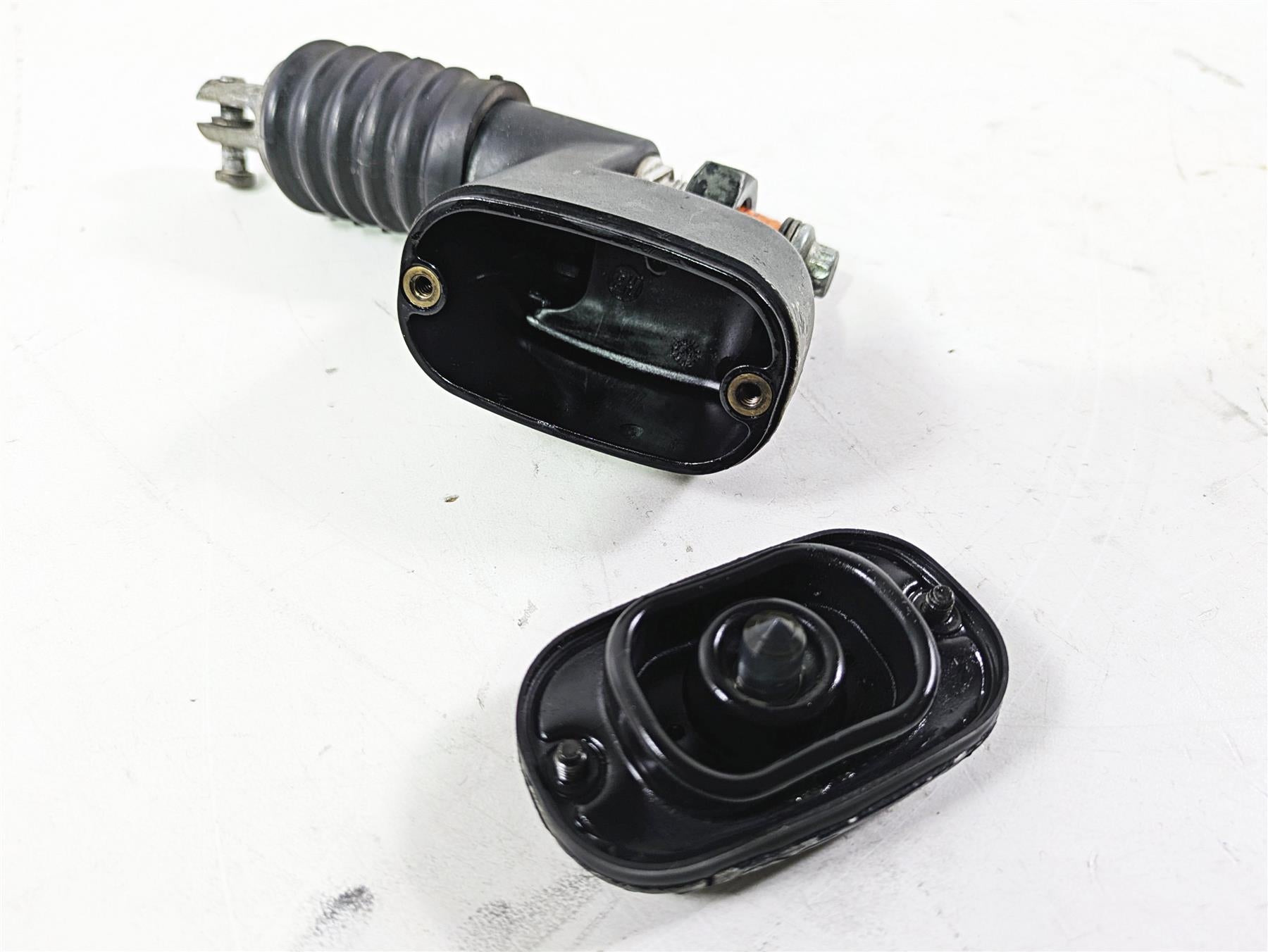 2004 Harley FLSTCI Softail Heritage Rear Brake Master Cylinder -Works 41755-99F {{ shop.shopifyCountryName }} - Mototech271