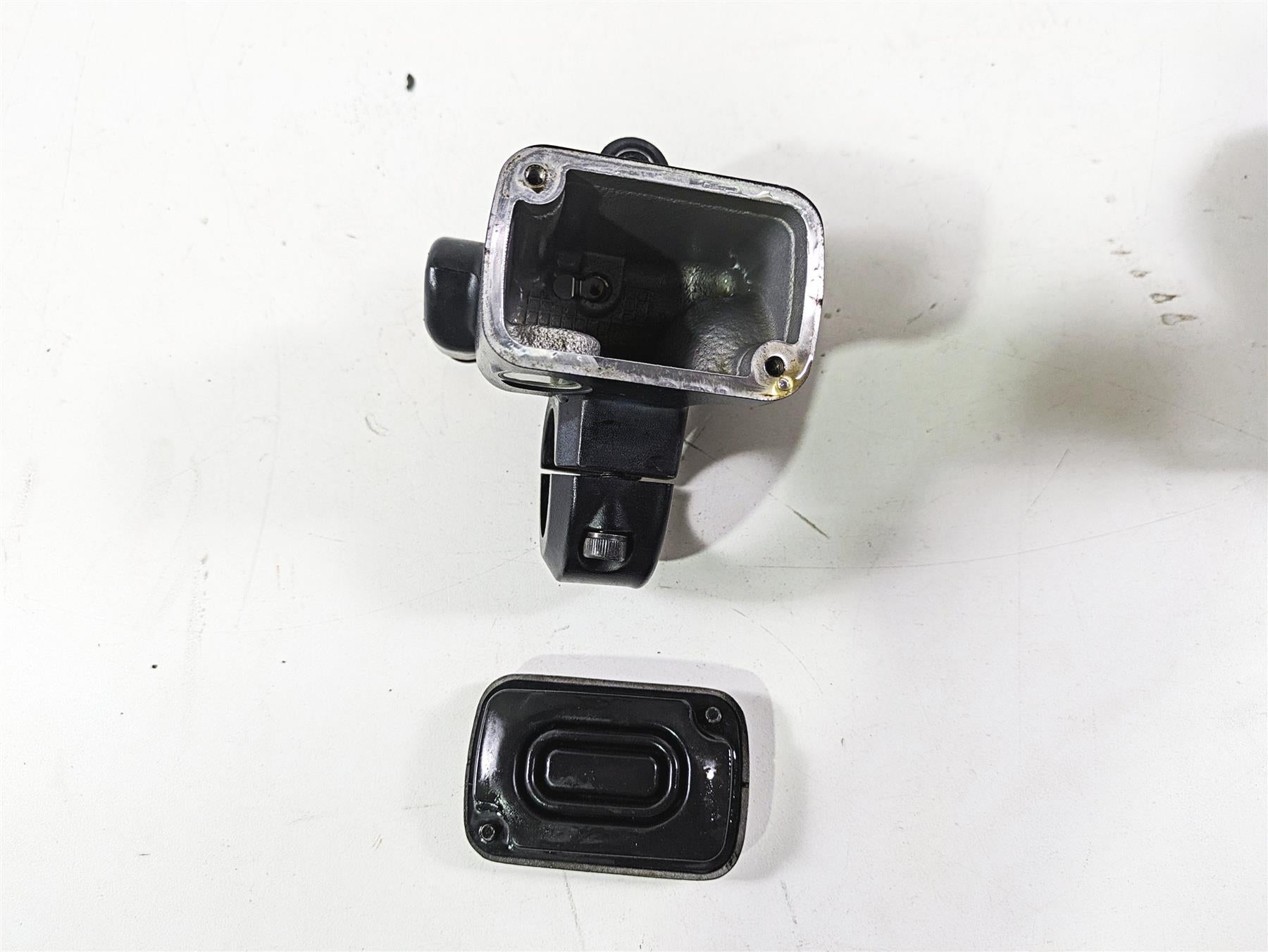 2018 Indian Chieftain Dark Horse Front Brake Master Cylinder 5/8" 1912865 {{ shop.shopifyCountryName }} - Mototech271