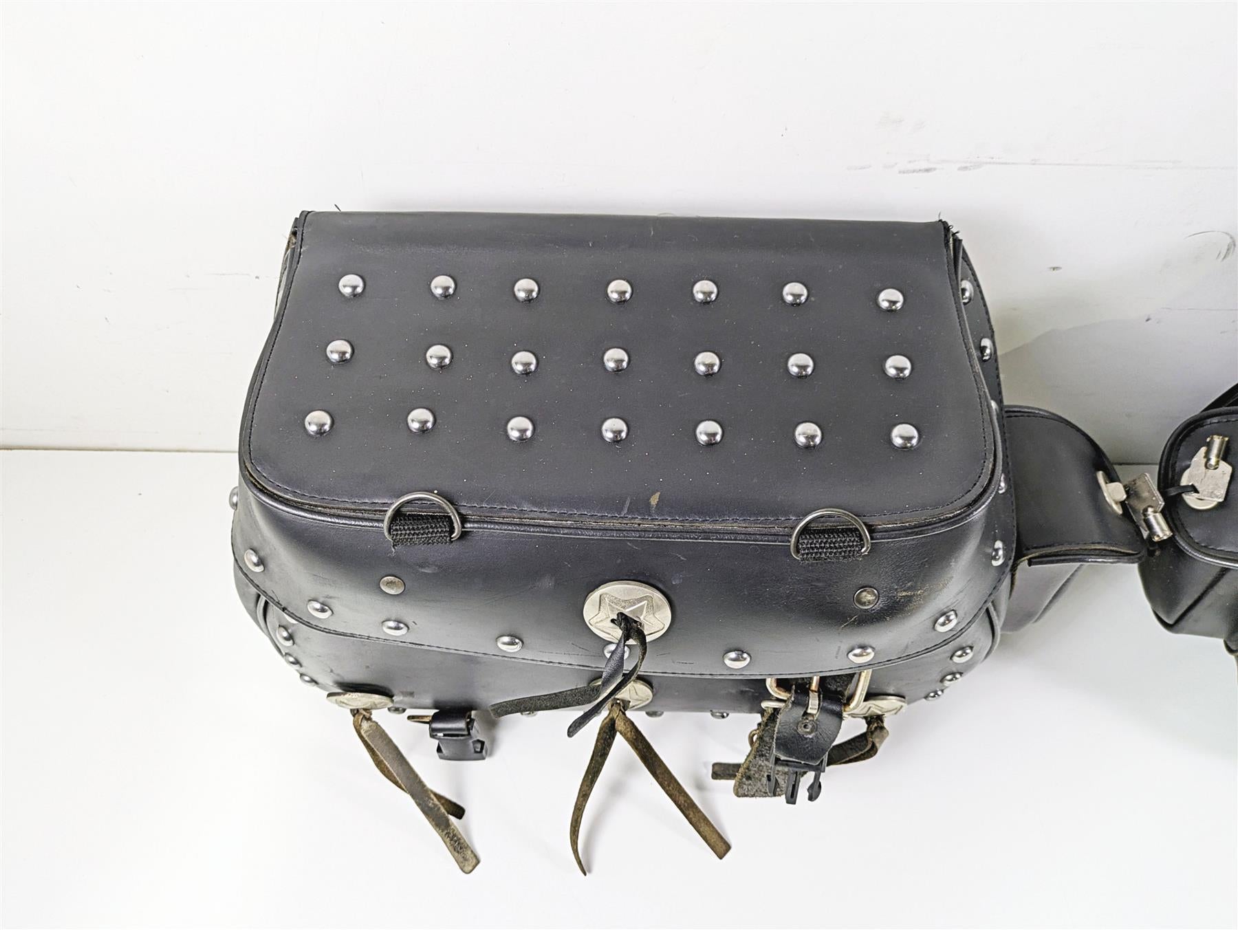 2002 Indian Spirit Deluxe Studded Leather Saddlebag & Mount & Keys Set READ {{ shop.shopifyCountryName }} - Mototech271