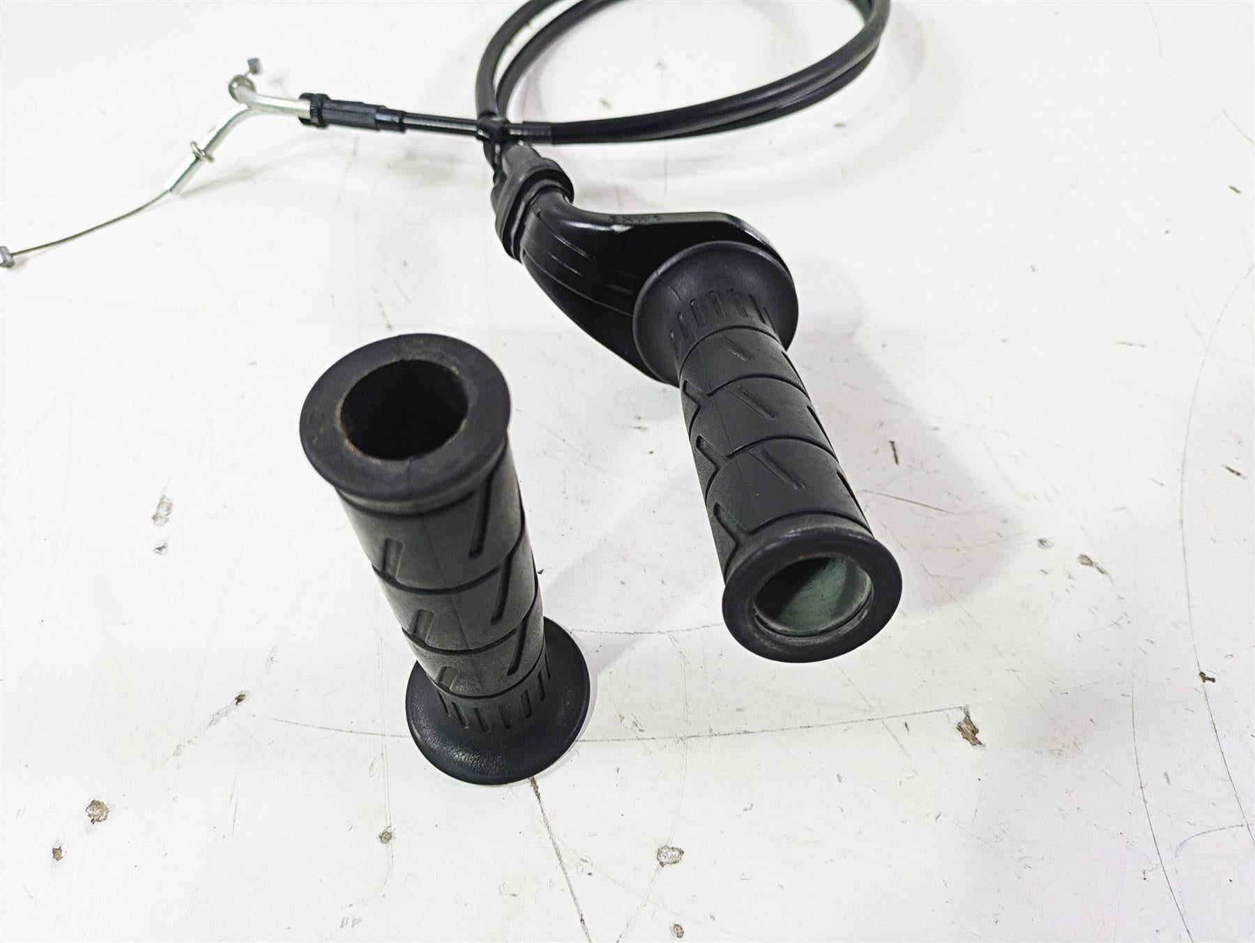 2005 Kawasaki ZX12R Ninja Throttle Grip & Cables Set 32099-1193 {{ shop.shopifyCountryName }} - Mototech271