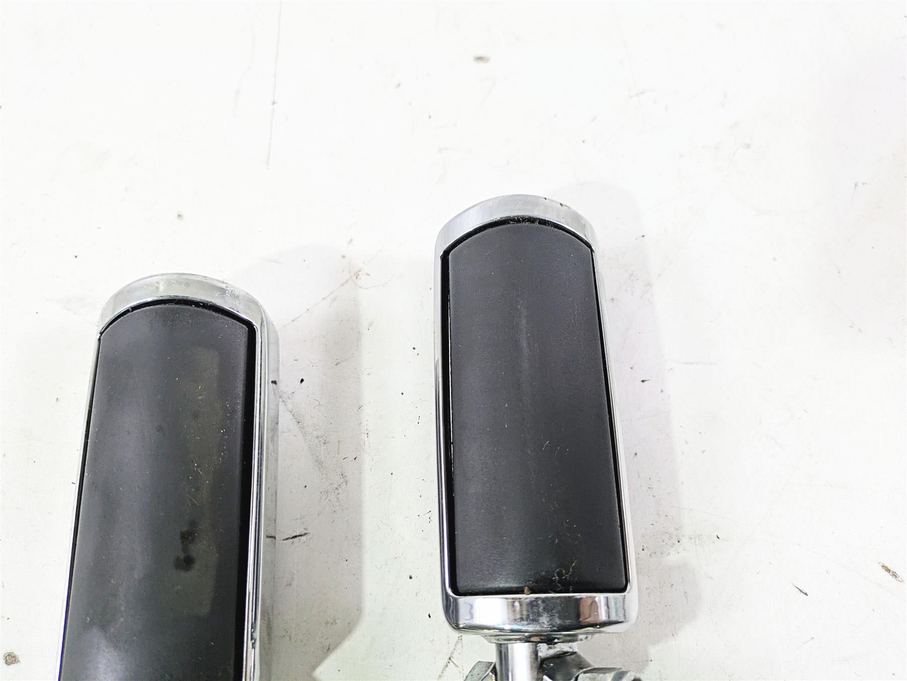 2004 Harley Softail FLSTF Fat Boy Rear Willie G Skull Footpeg Set -Read 50370-04 {{ shop.shopifyCountryName }} - Mototech271