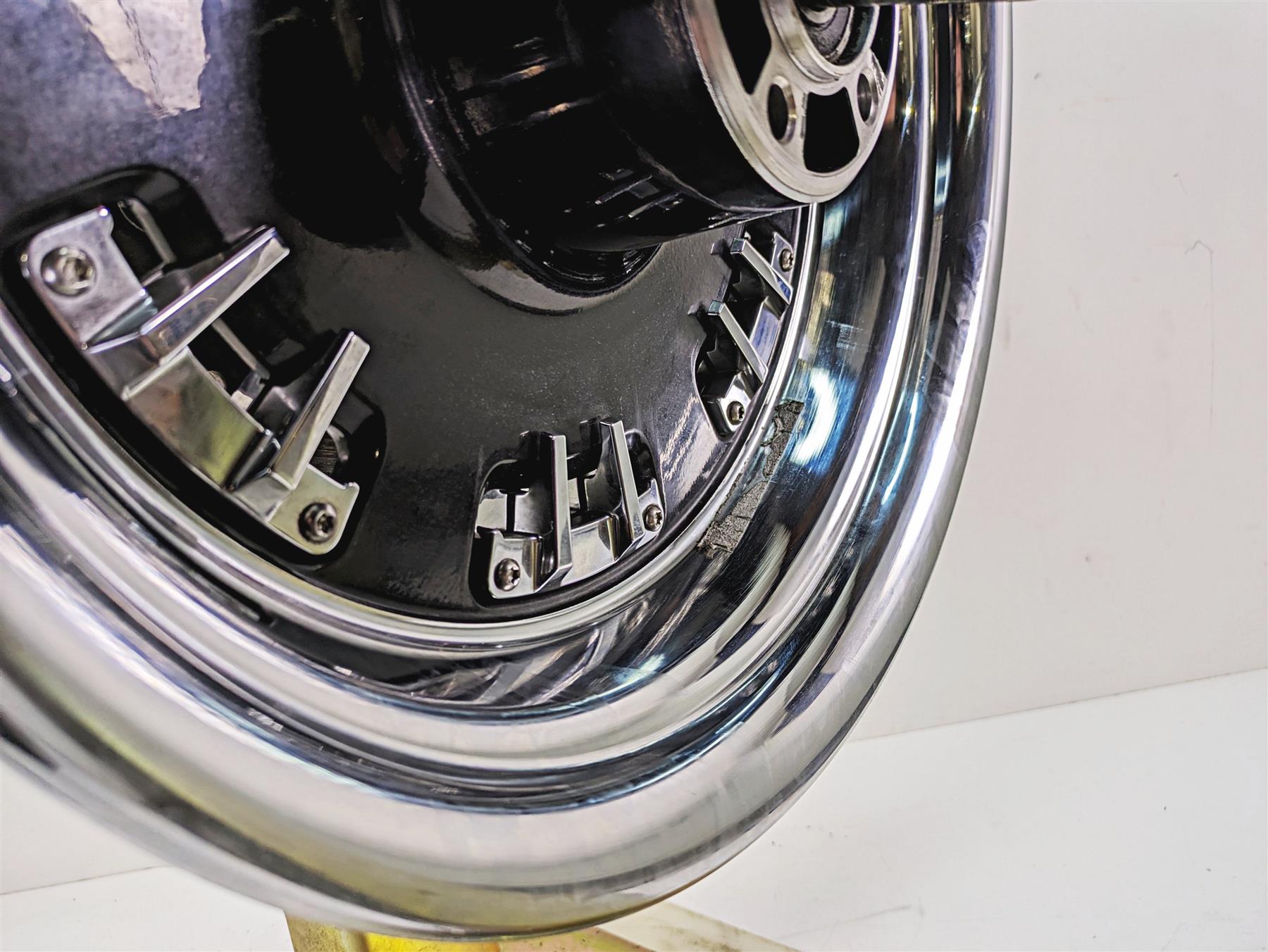 2009 Harley Dyna FXDFSE CVO Fat Bob 16x5 Rear Wheel Fang Contrast Crm 43268-09 {{ shop.shopifyCountryName }} - Mototech271
