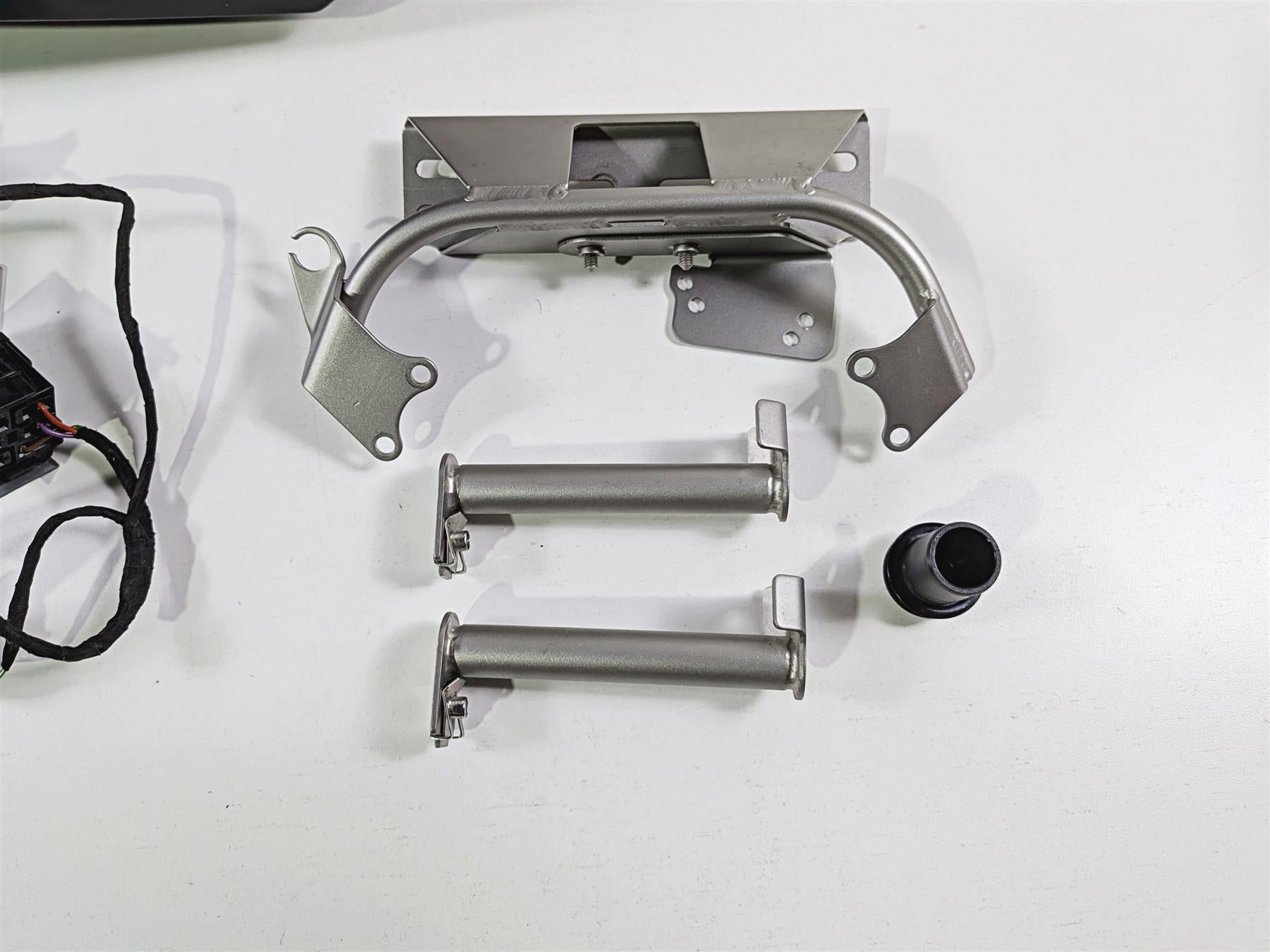 2023 BMW R1250RT RTP K52 Rear Radio Trunk & Mounting Hardware 46637693159 {{ shop.shopifyCountryName }} - Mototech271