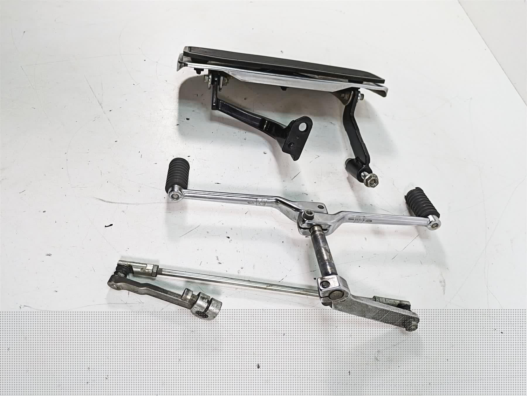 2011 Harley Touring FLHR Road King Front Left Floorboard & Shifter 50621-06 {{ shop.shopifyCountryName }} - Mototech271