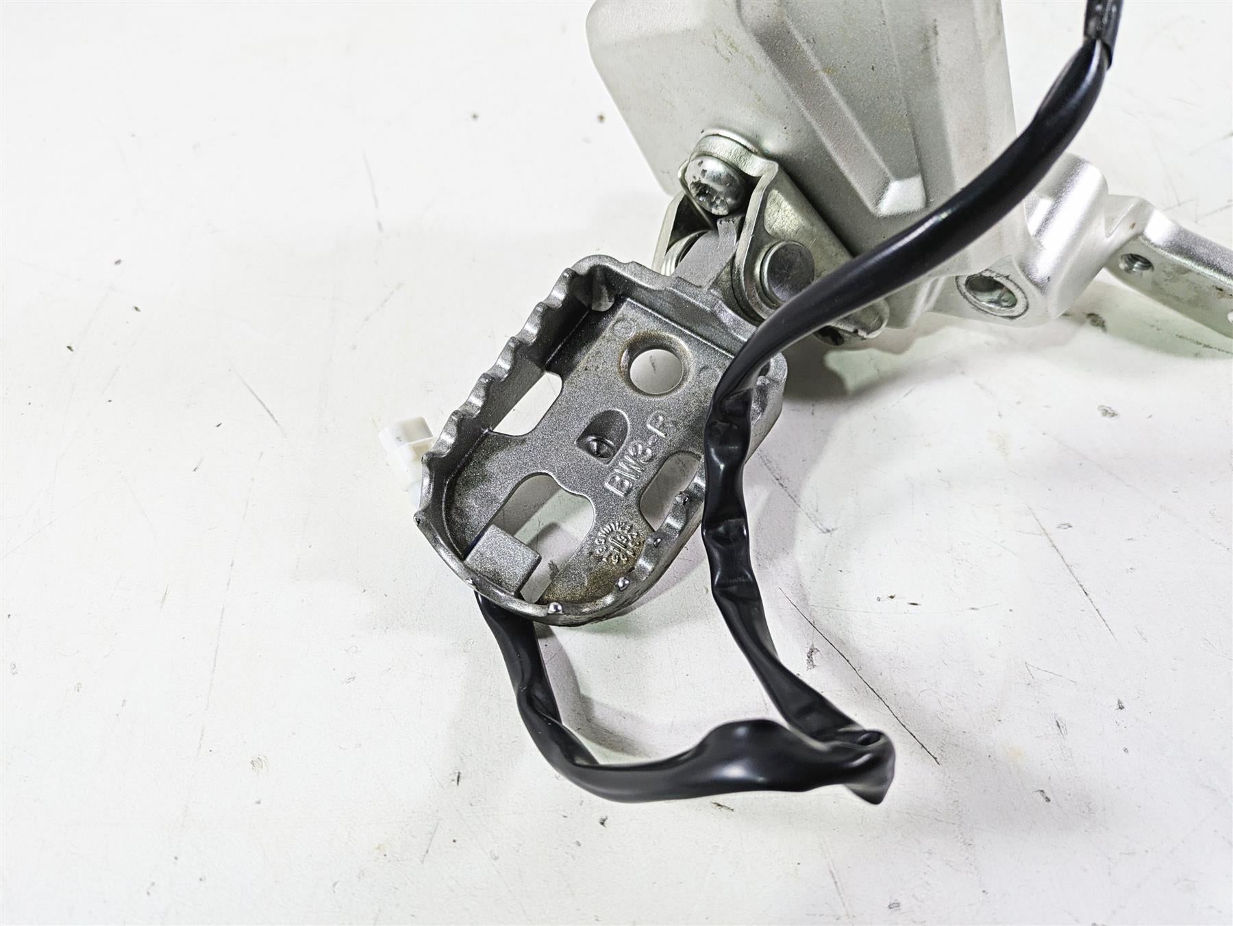 2021 Yamaha Tenere 700 XTZ7 Right Footpeg Foot Peg & Mount BW3-F7443-00-00 {{ shop.shopifyCountryName }} - Mototech271