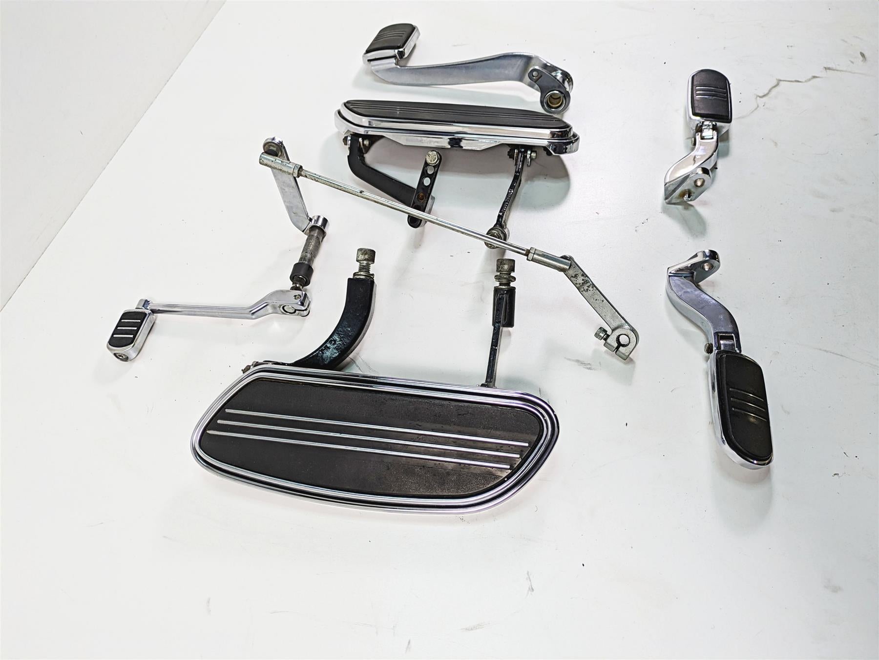 2006 Harley Touring FLHXI Street Glide Floor Board Foot Peg Lever Set 50688-04 {{ shop.shopifyCountryName }} - Mototech271