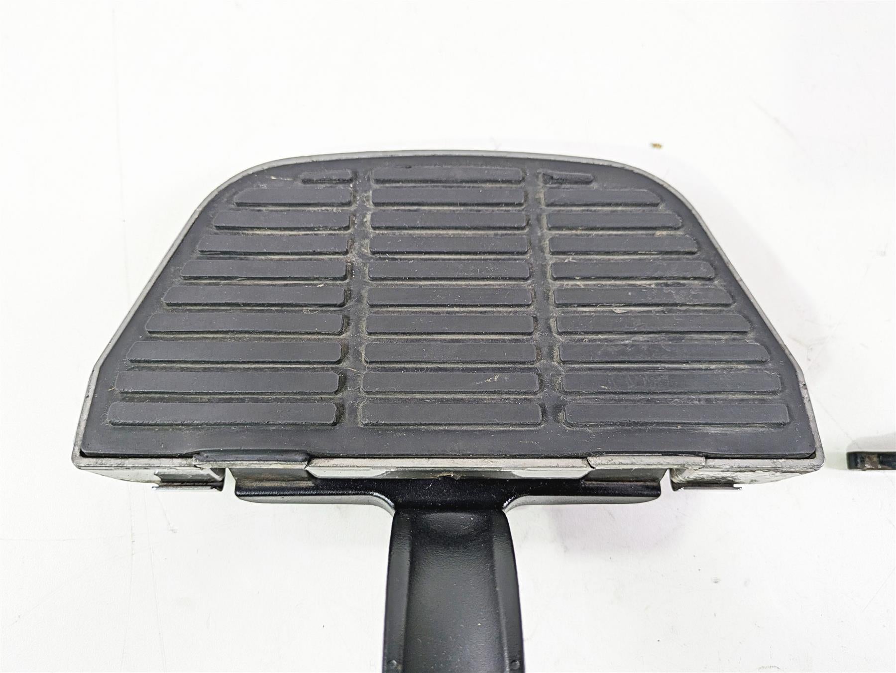 2008 Harley FLSTC 105TH Softail Heritage Right Rear Footboard & Bracket 50483-00 {{ shop.shopifyCountryName }} - Mototech271