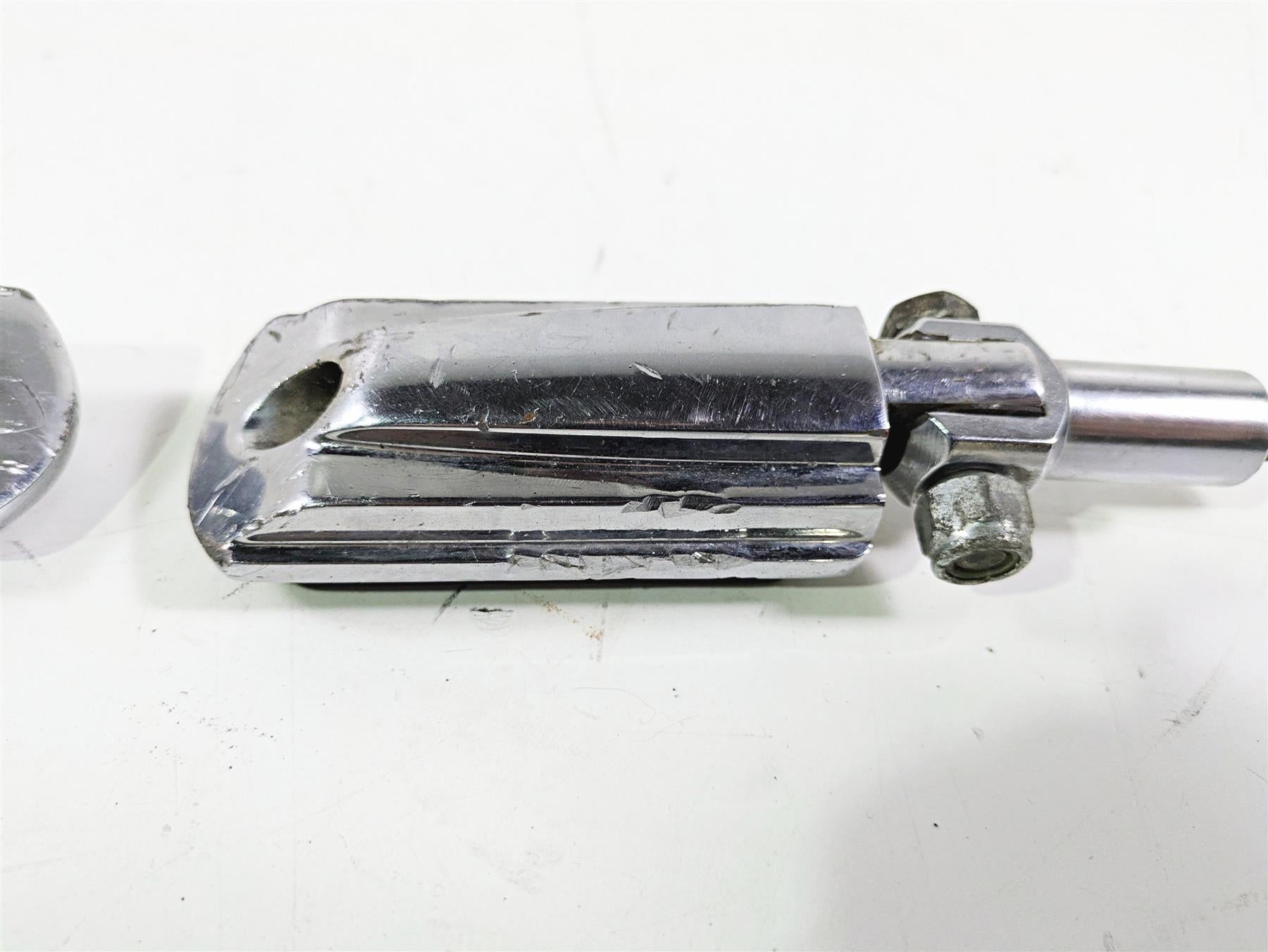 2004 Harley FLSTCI Softail Heritage Rear Passenger Foot Peg Set 50942-00 {{ shop.shopifyCountryName }} - Mototech271