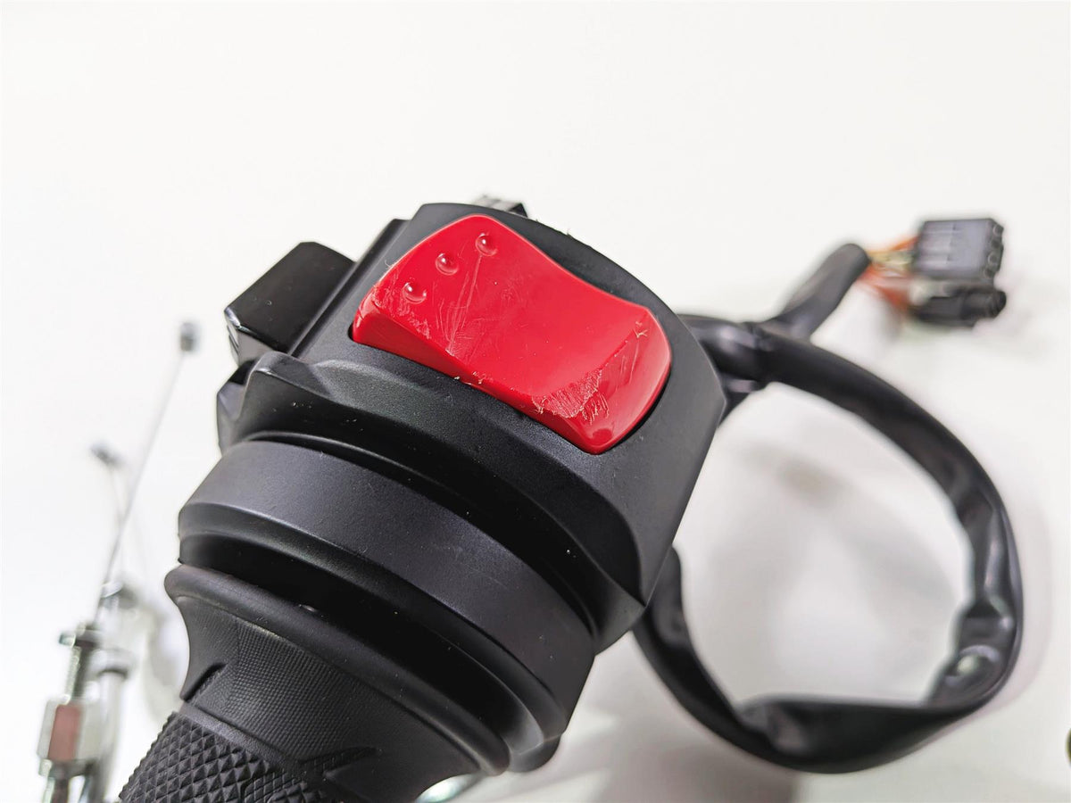 2024 Suzuki GSXR 600 Right Hand Control Switch & Throttle Grip 37200-47H30 {{ shop.shopifyCountryName }} - Mototech271