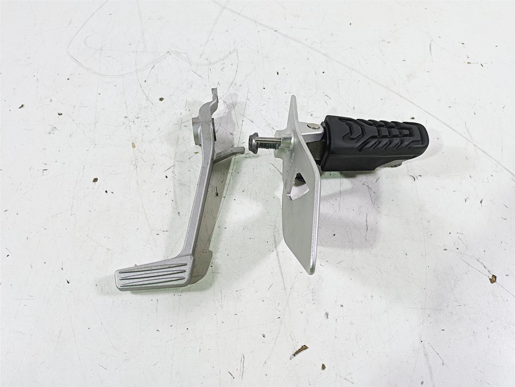 2014 BMW R1200 RT RTW K52 Right Left Footpeg & Brake Pedal 46718535642 {{ shop.shopifyCountryName }} - Mototech271